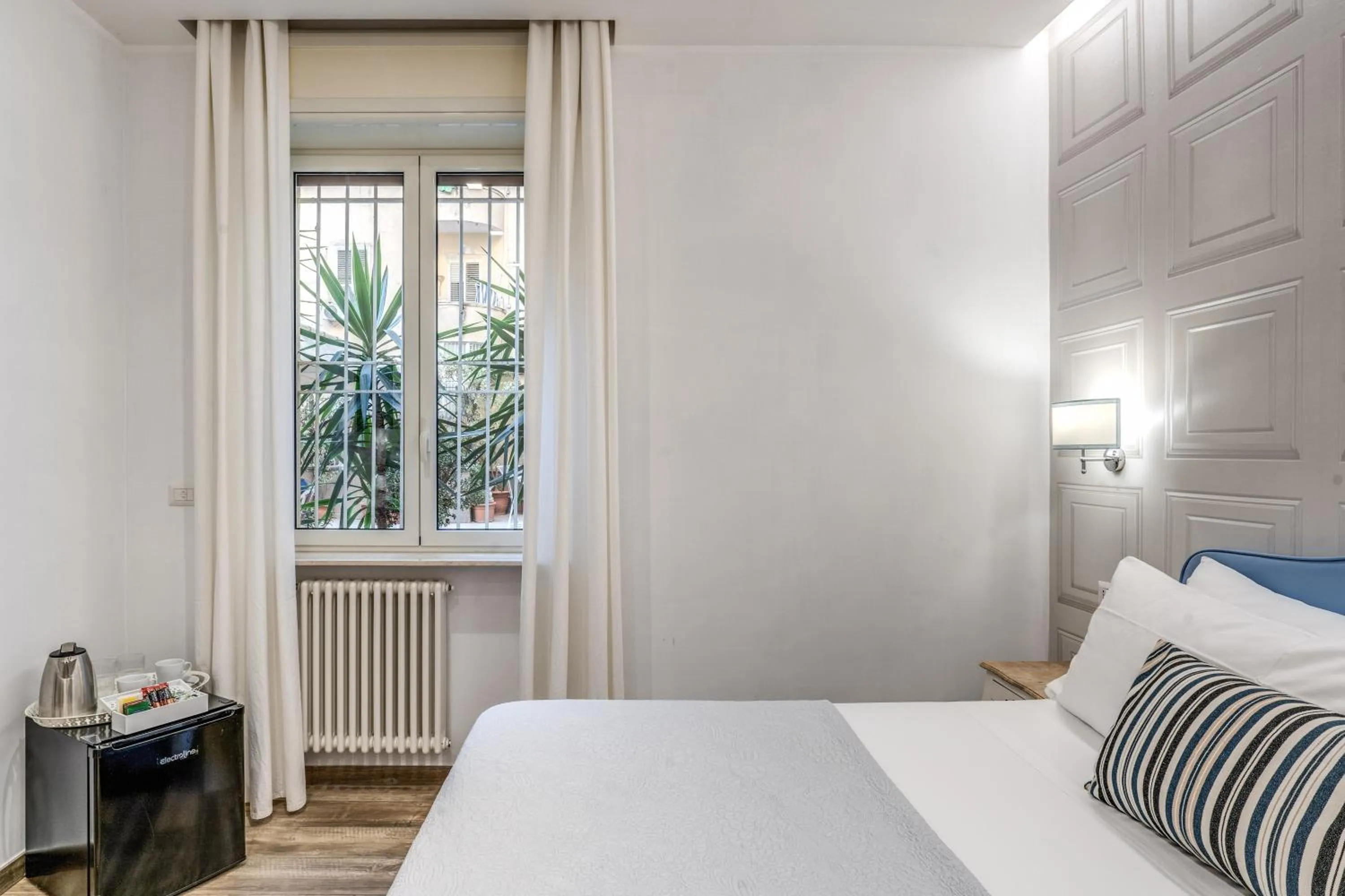 Bedroom, Bed in Camera e Caffé DeLuxe