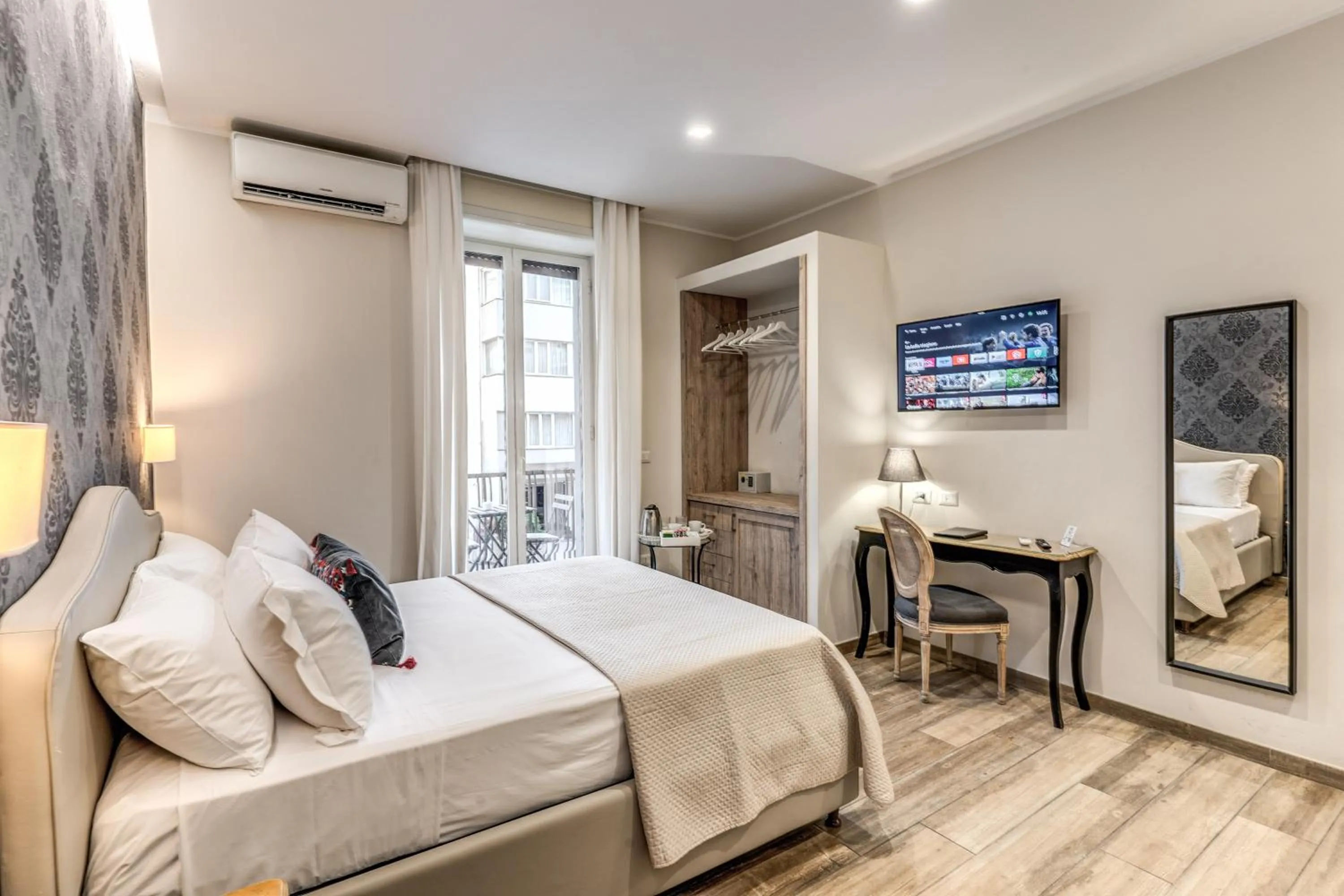 Photo of the whole room, Bed in Camera e Caffé DeLuxe