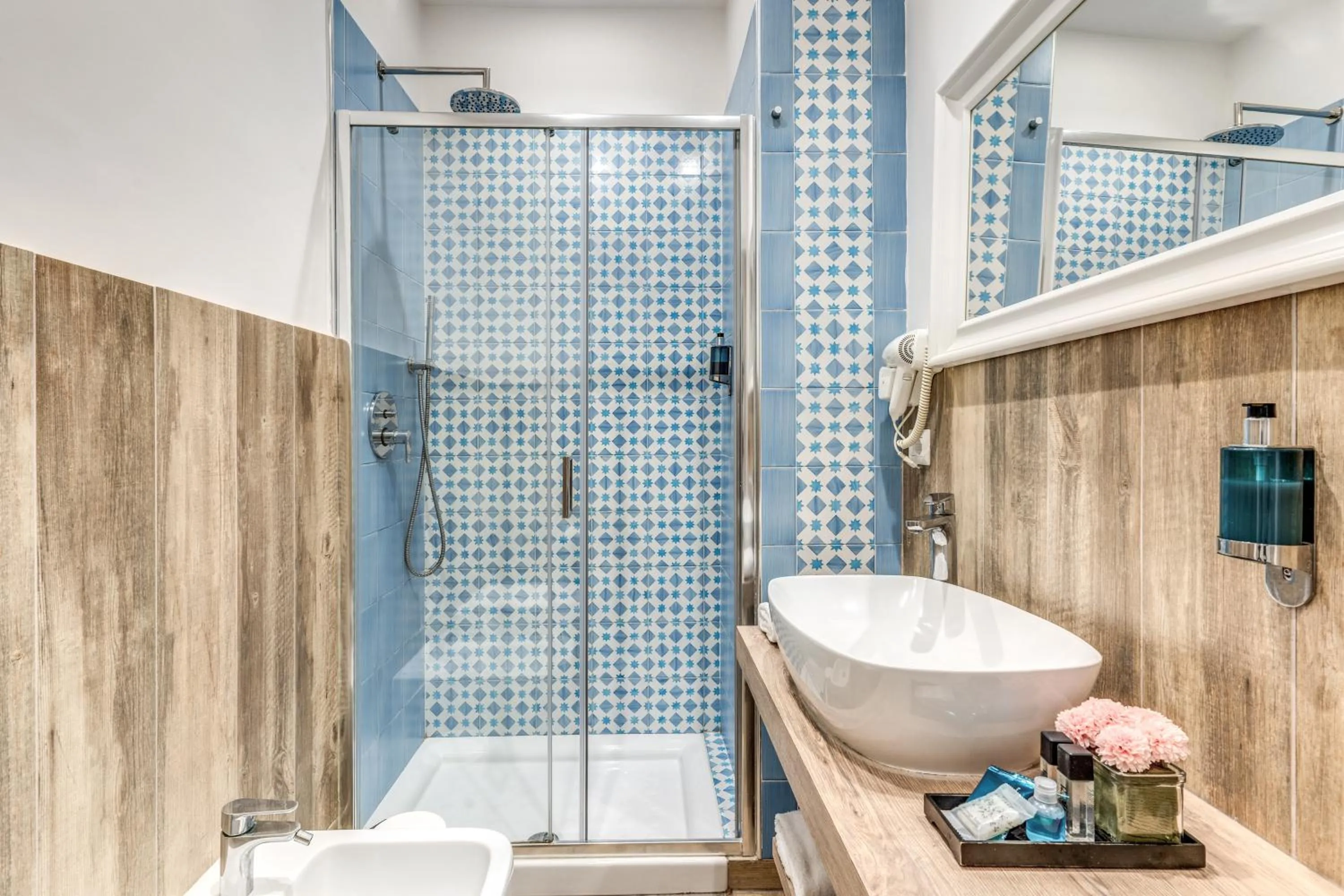 Shower in Camera e Caffé DeLuxe