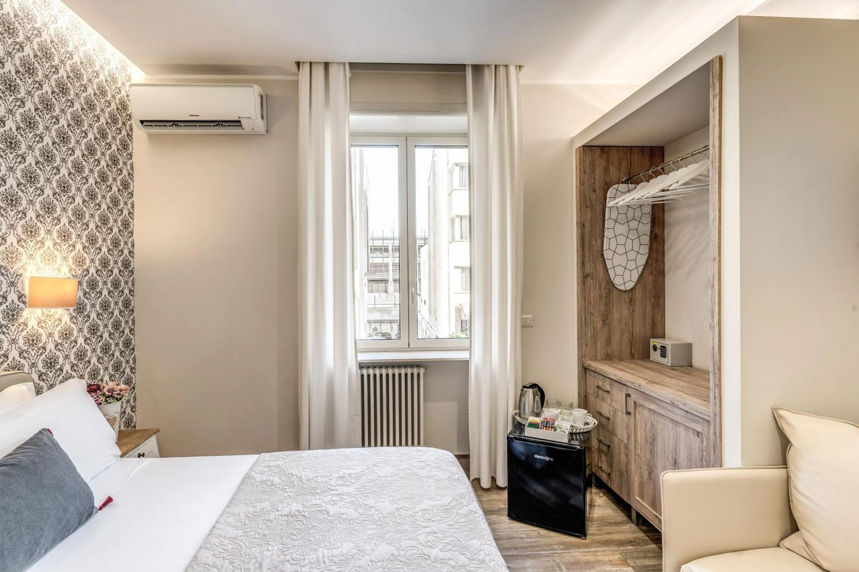 Bedroom, Bed in Camera e Caffé DeLuxe