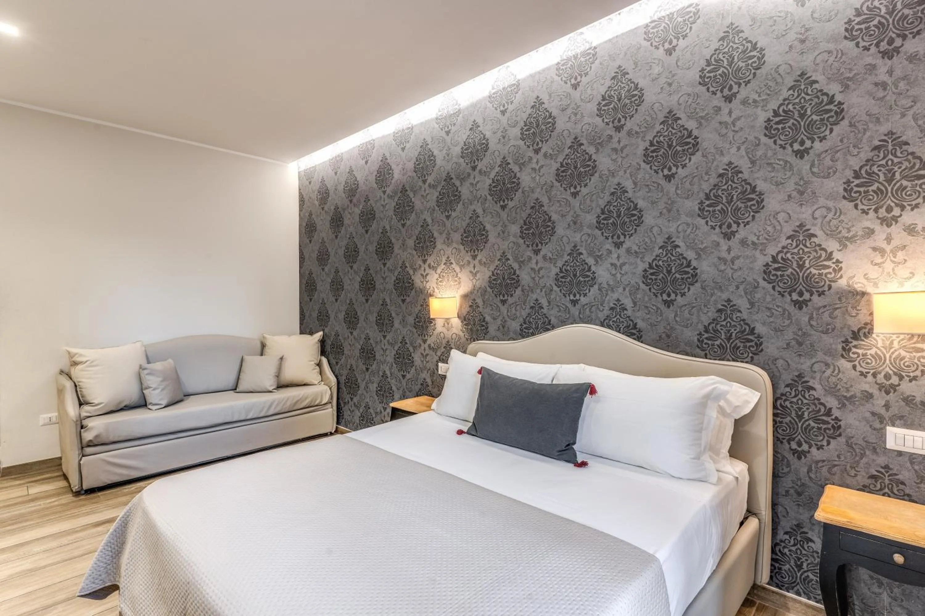 Photo of the whole room, Bed in Camera e Caffé DeLuxe