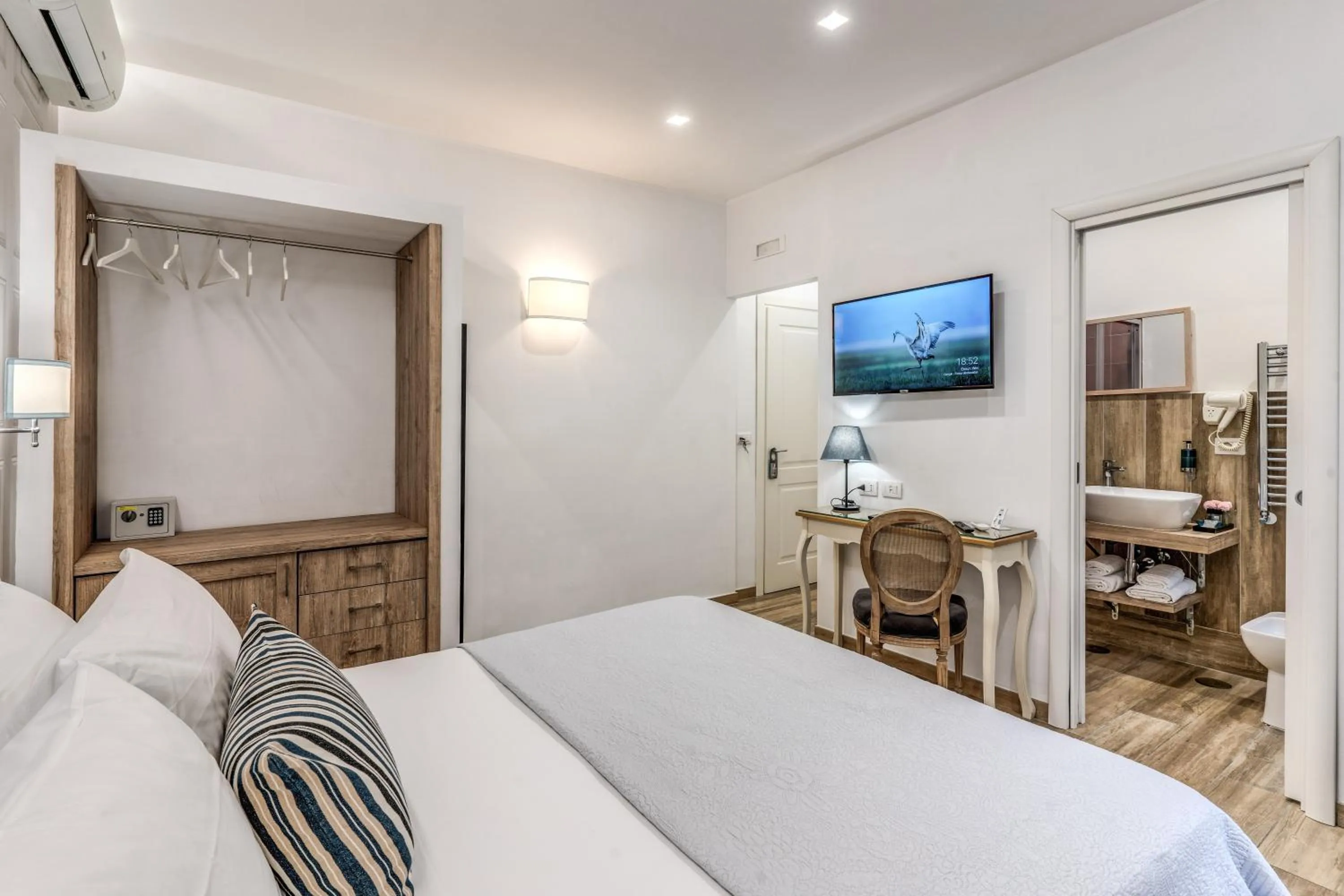 Photo of the whole room, Bed in Camera e Caffé DeLuxe