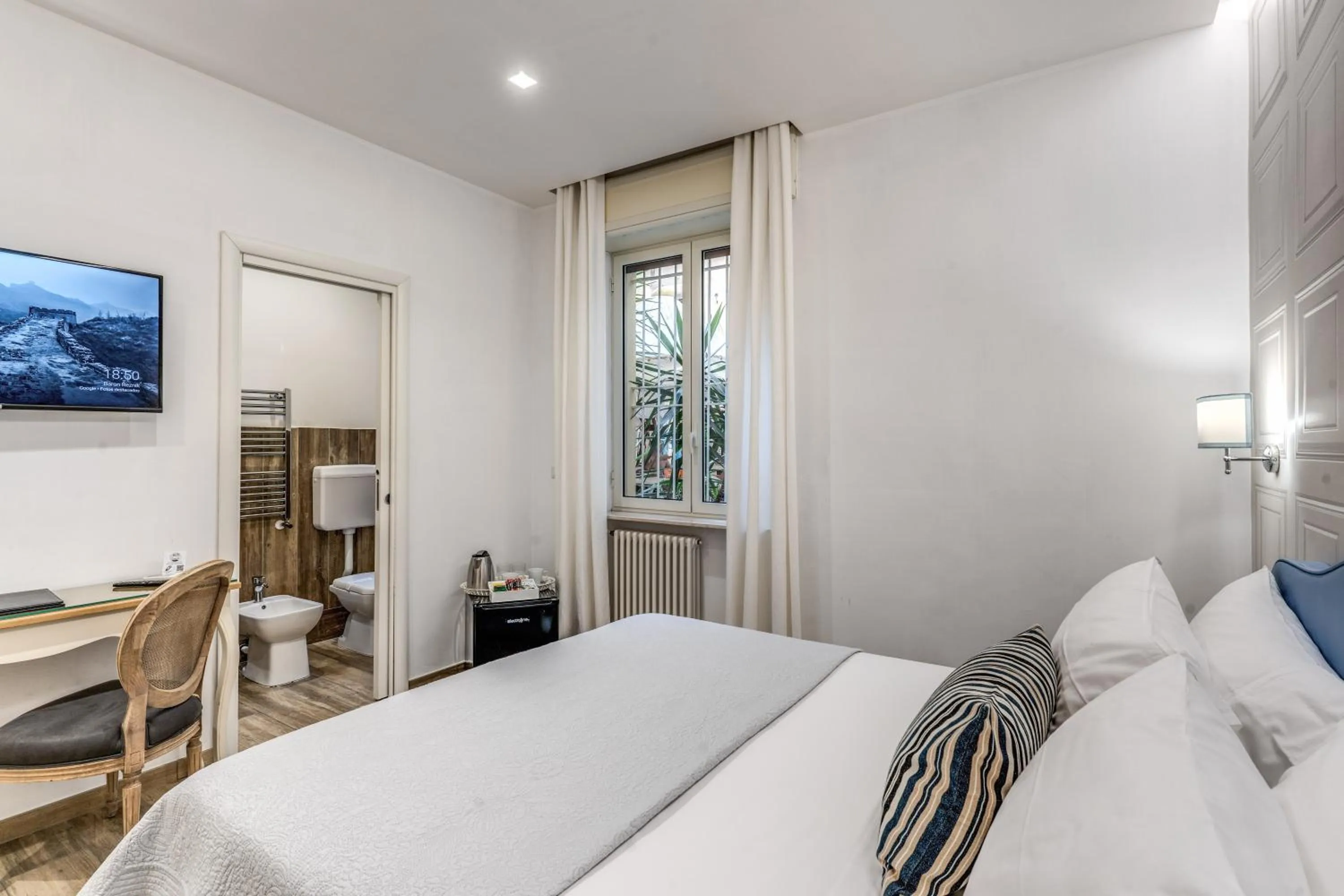 Bedroom, Bed in Camera e Caffé DeLuxe