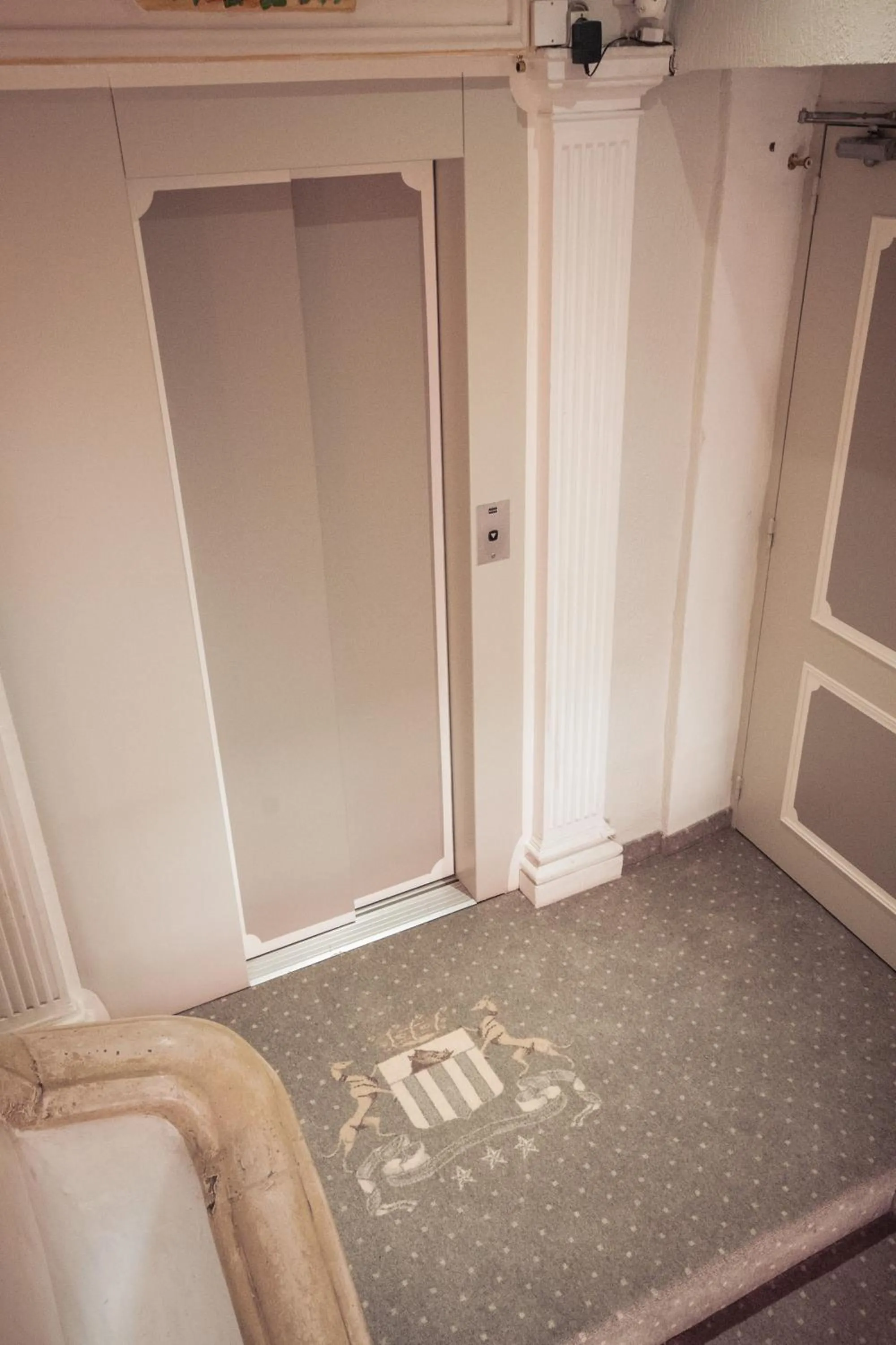 Property logo or sign in Hotel les Armoiries