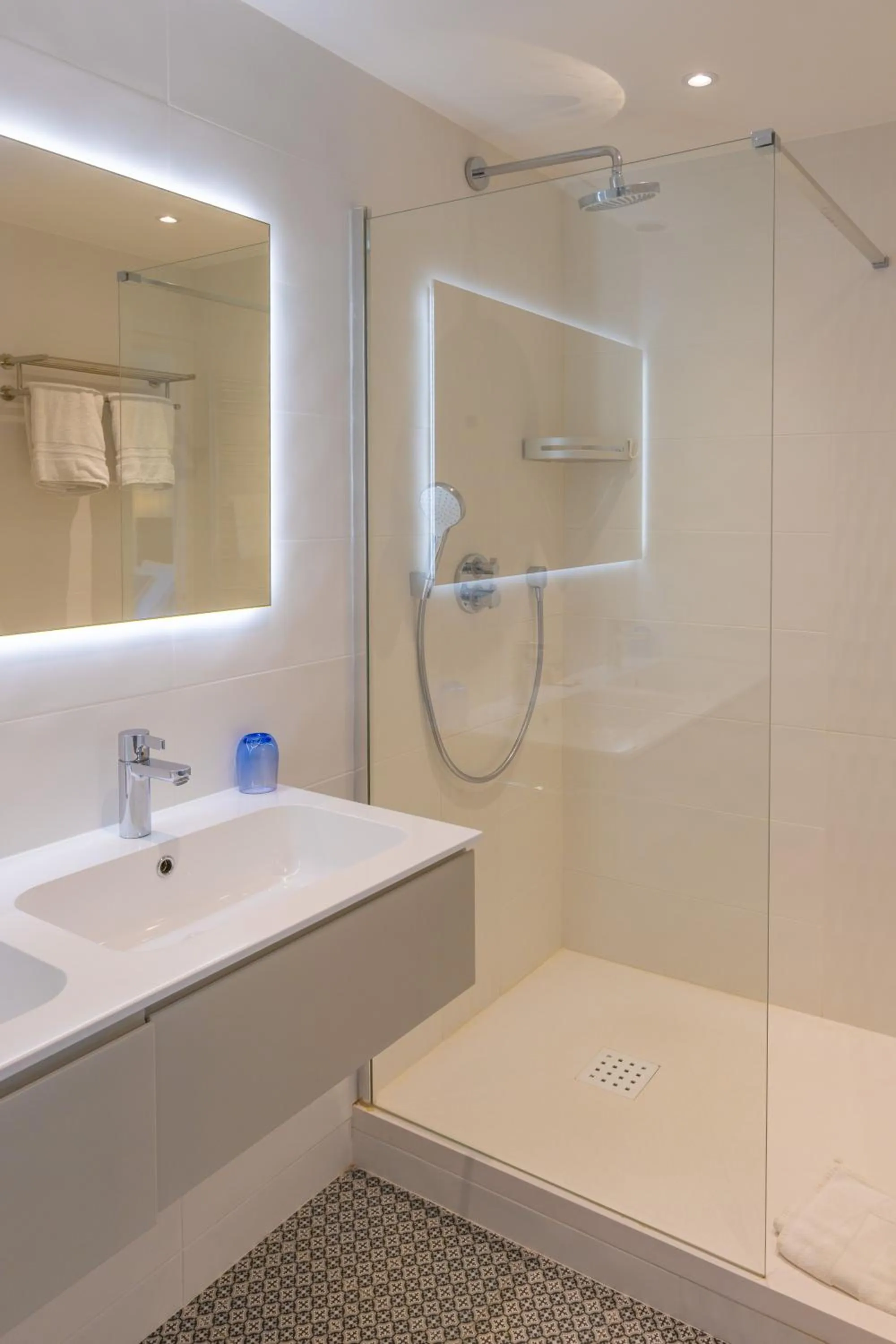 Shower in Hotel les Armoiries