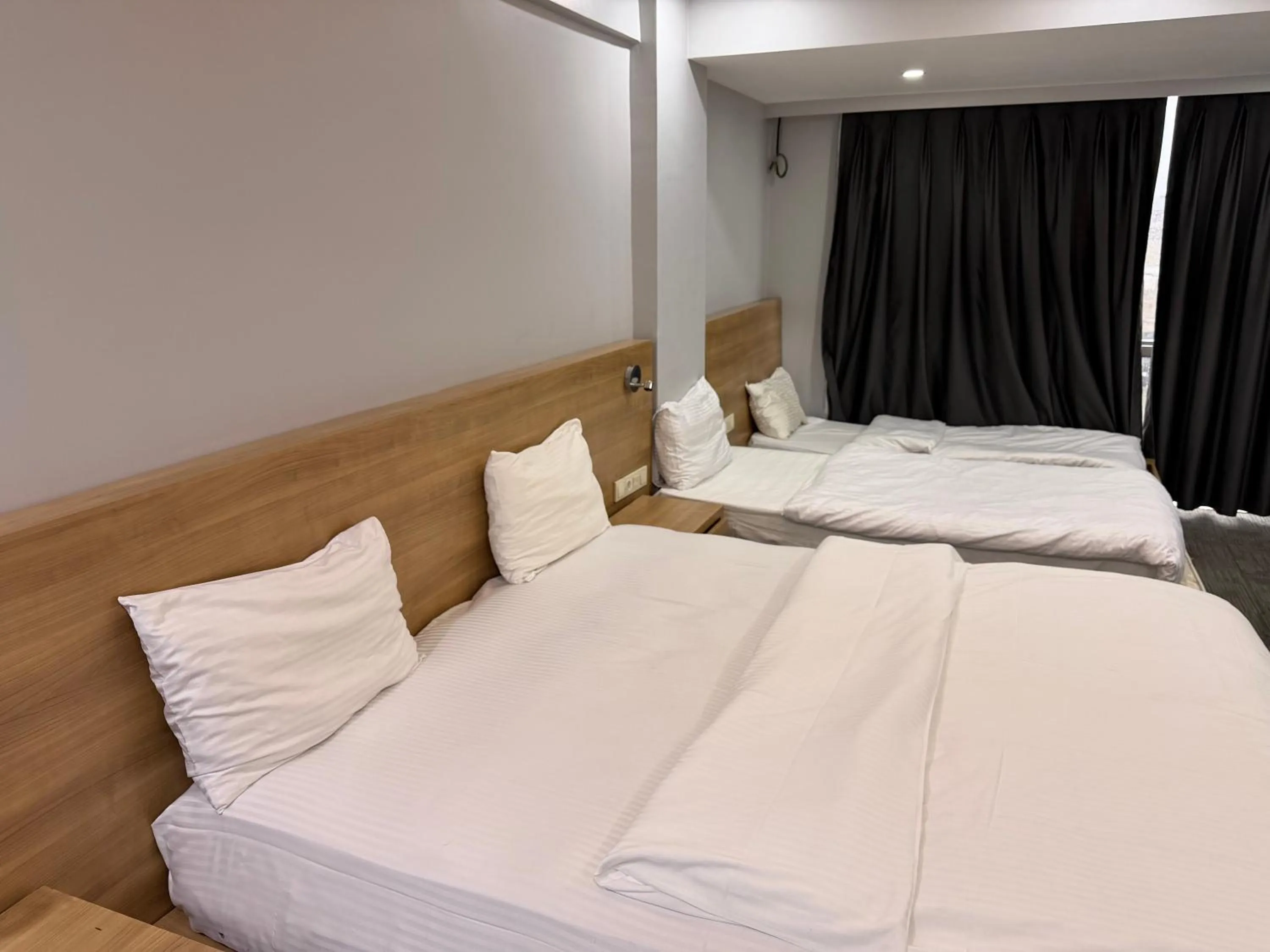 Bedroom, Bed in lily airport otel