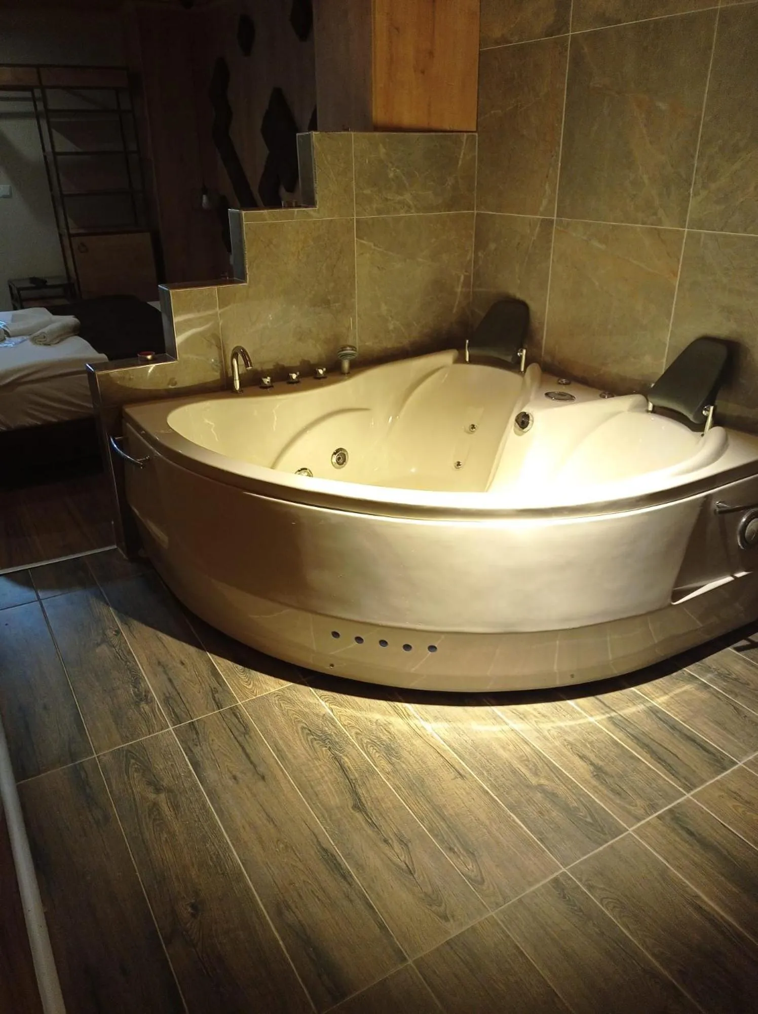 Hot Tub in lily airport otel