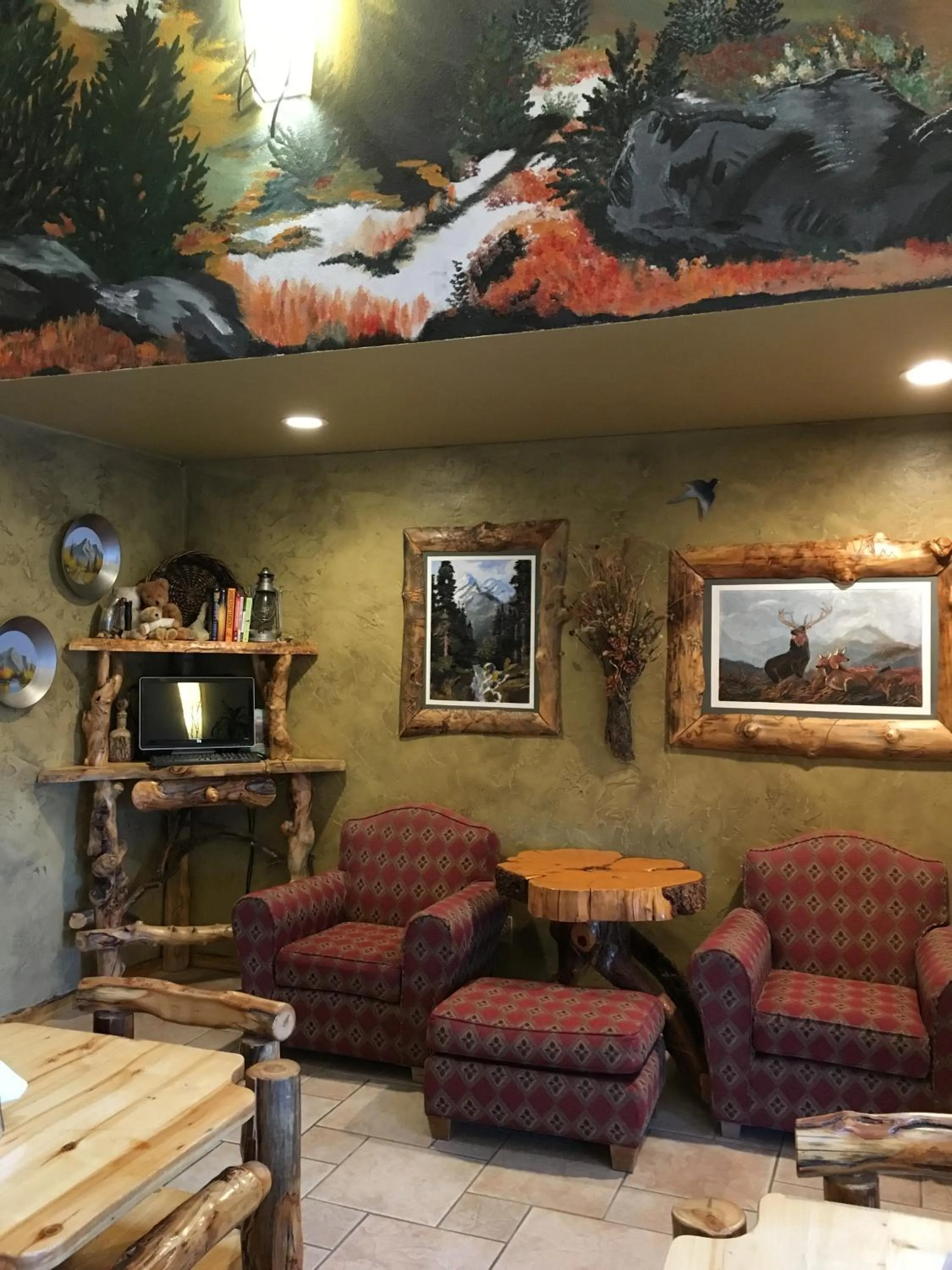 Lounge or bar in Browns Canyon Inn