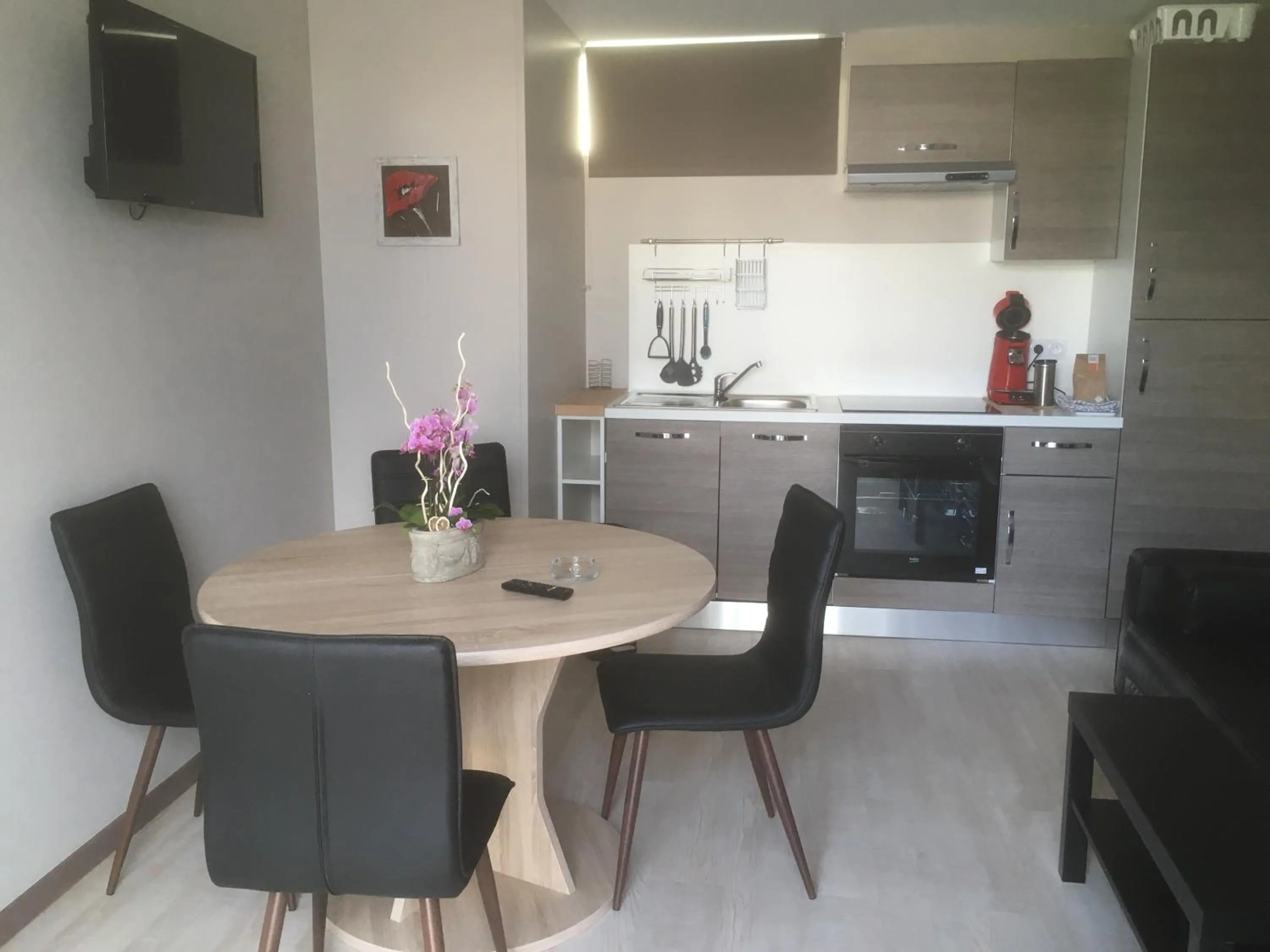 Kitchen or kitchenette in Hotel la piscine