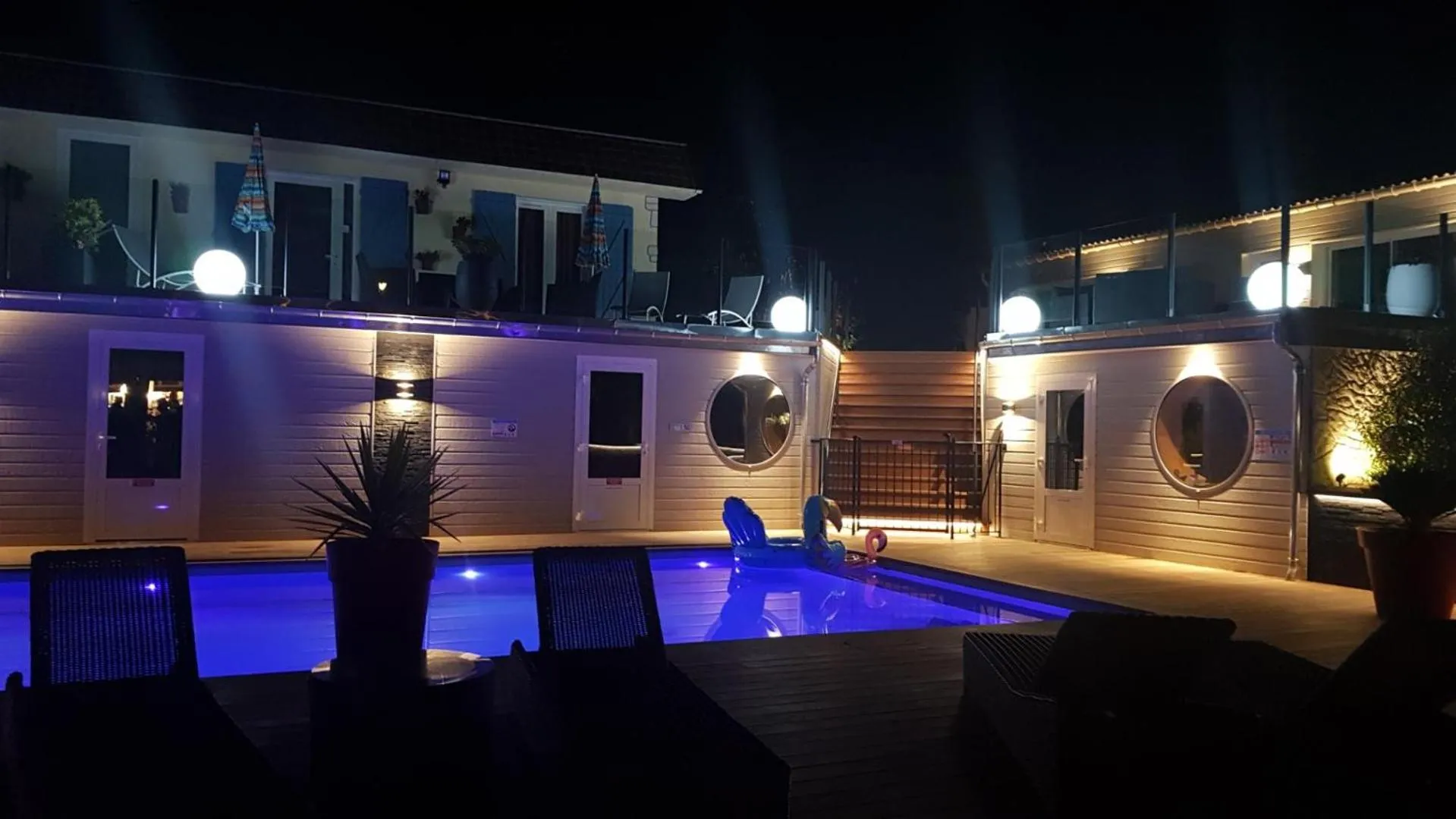 Swimming pool in Hotel la piscine