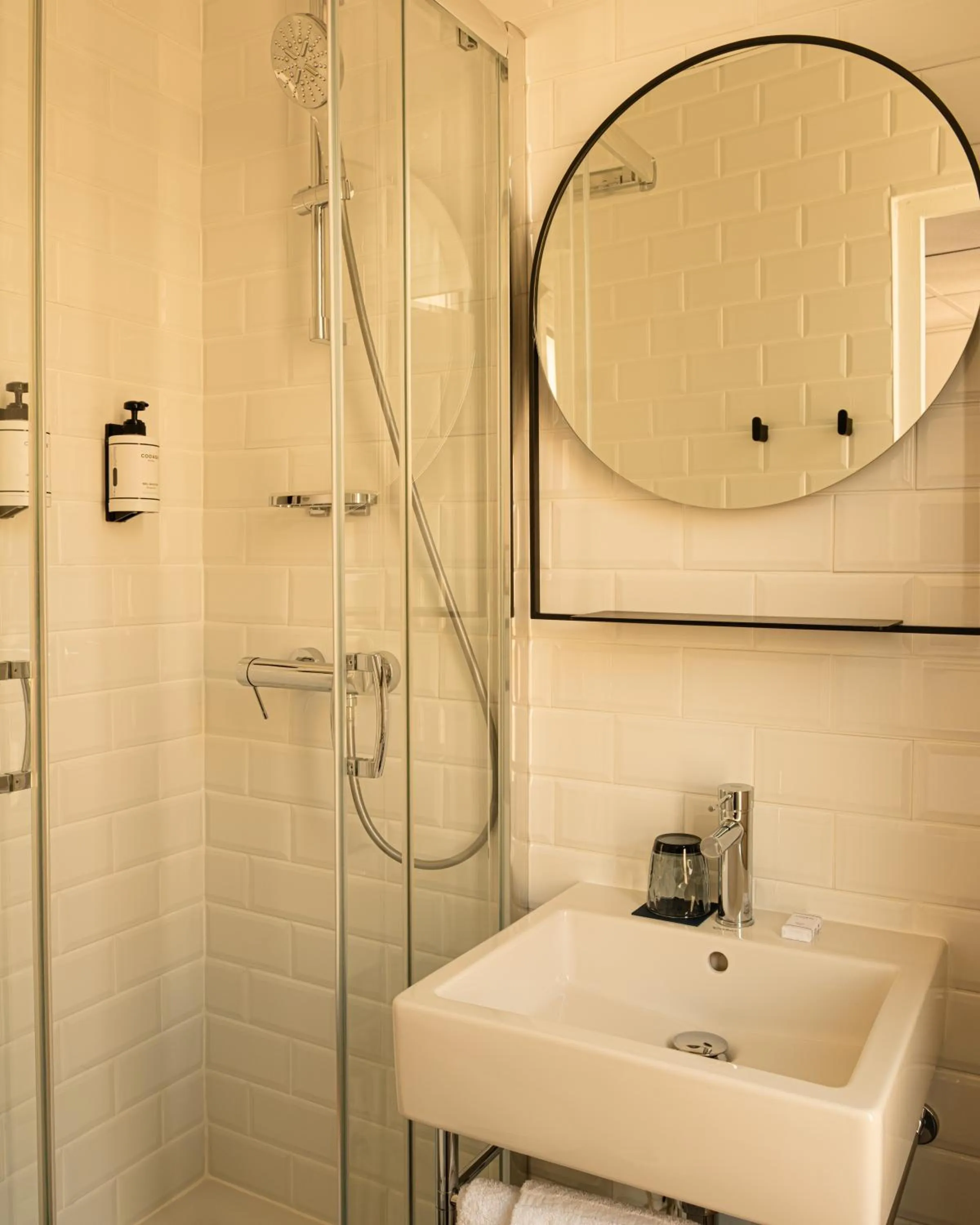 Shower in 9Hotel Bastille-Lyon