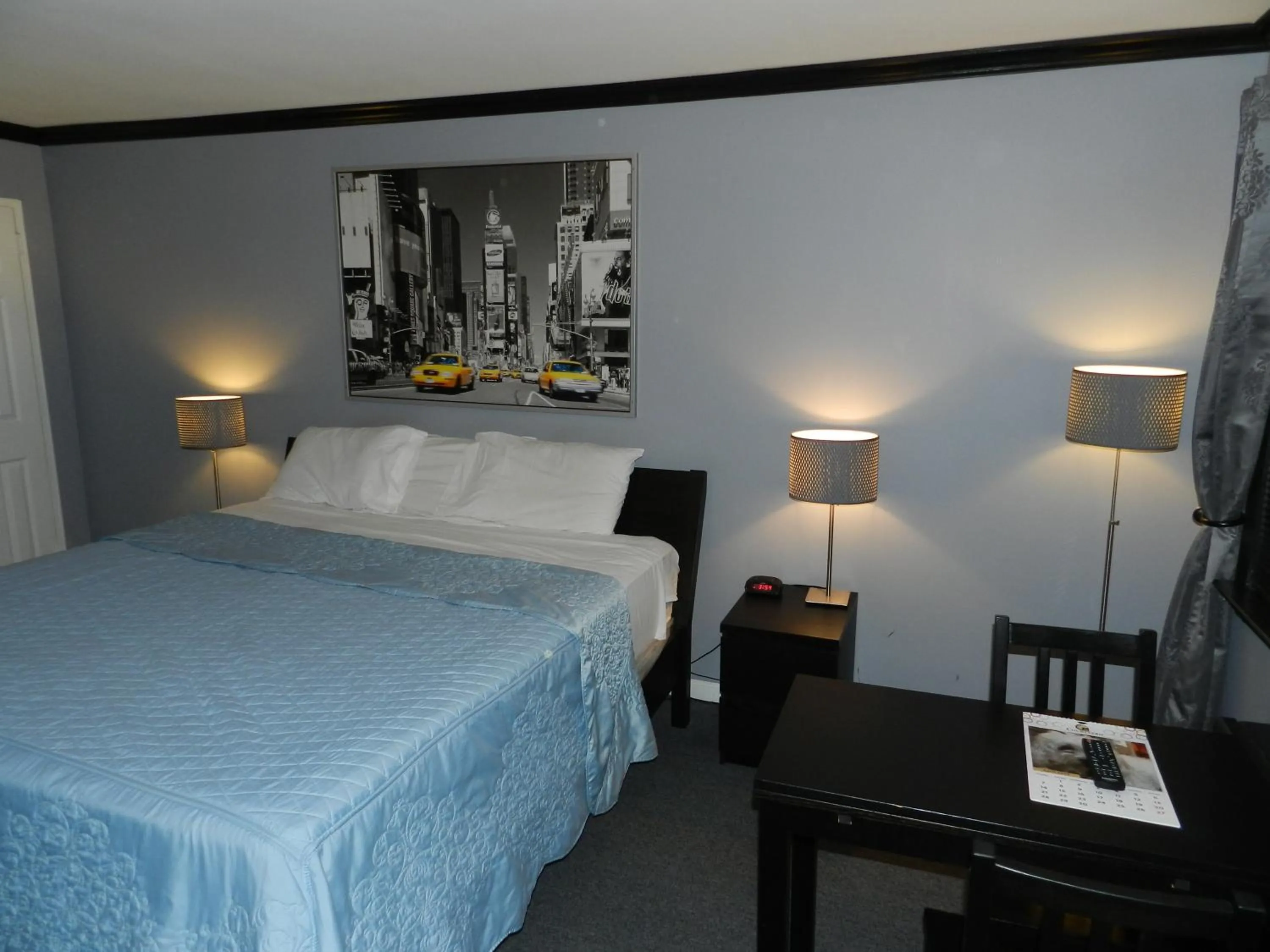 Photo of the whole room, Bed in Central Motel Courtyard
