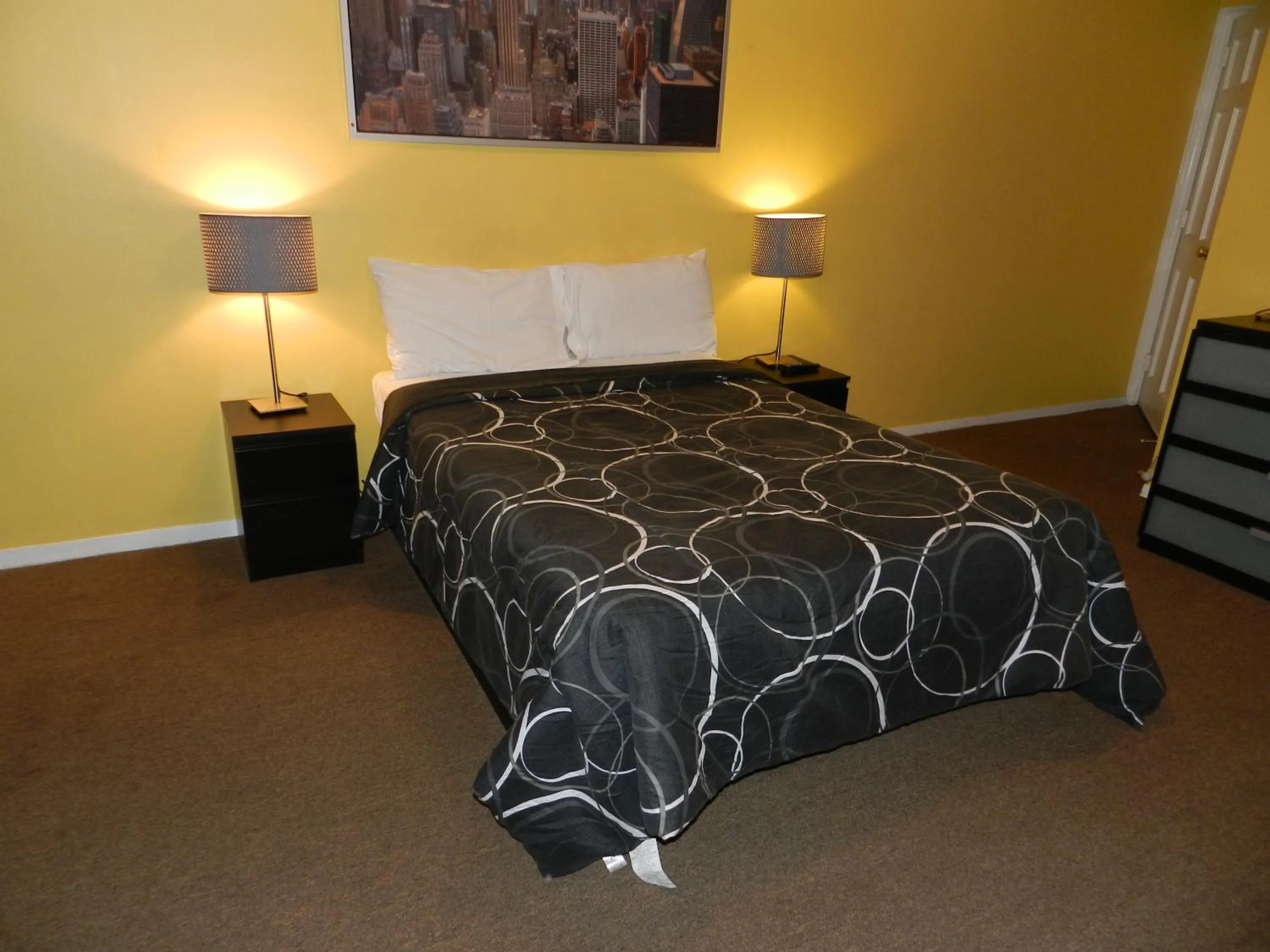 Photo of the whole room, Bed in Central Motel Courtyard