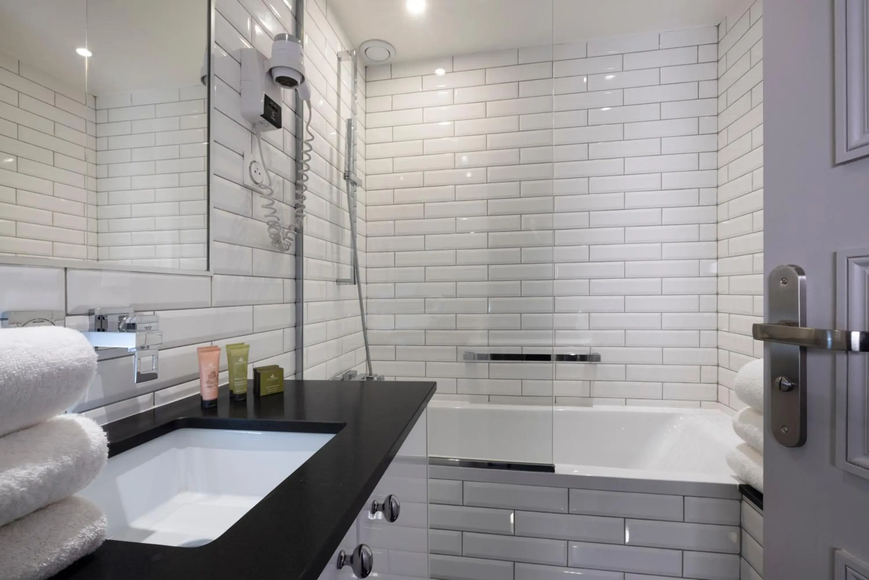 Bathroom in Pavillon Monceau by Happyculture Bathroom in Pavillon Monceau by Happyculture