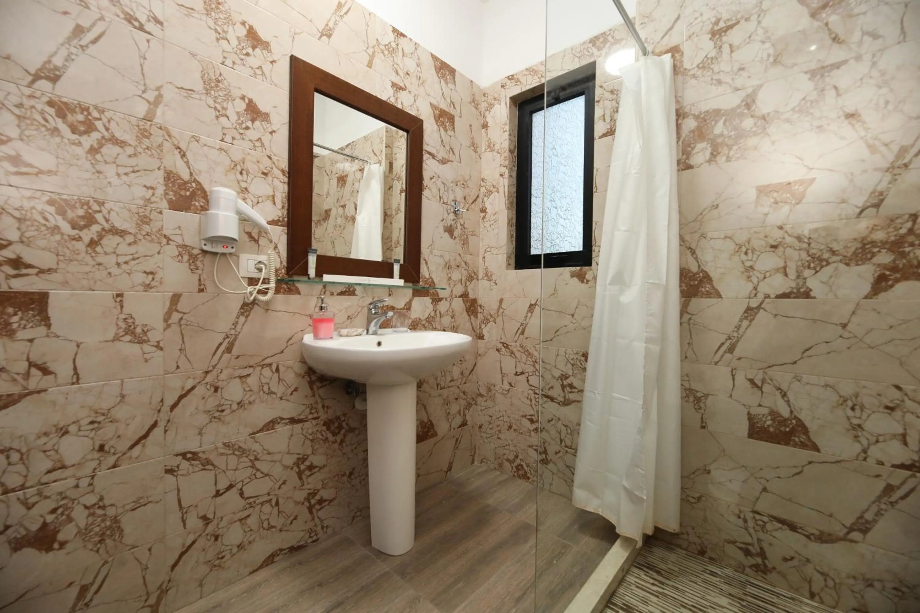 Shower in Hotel Salvadore