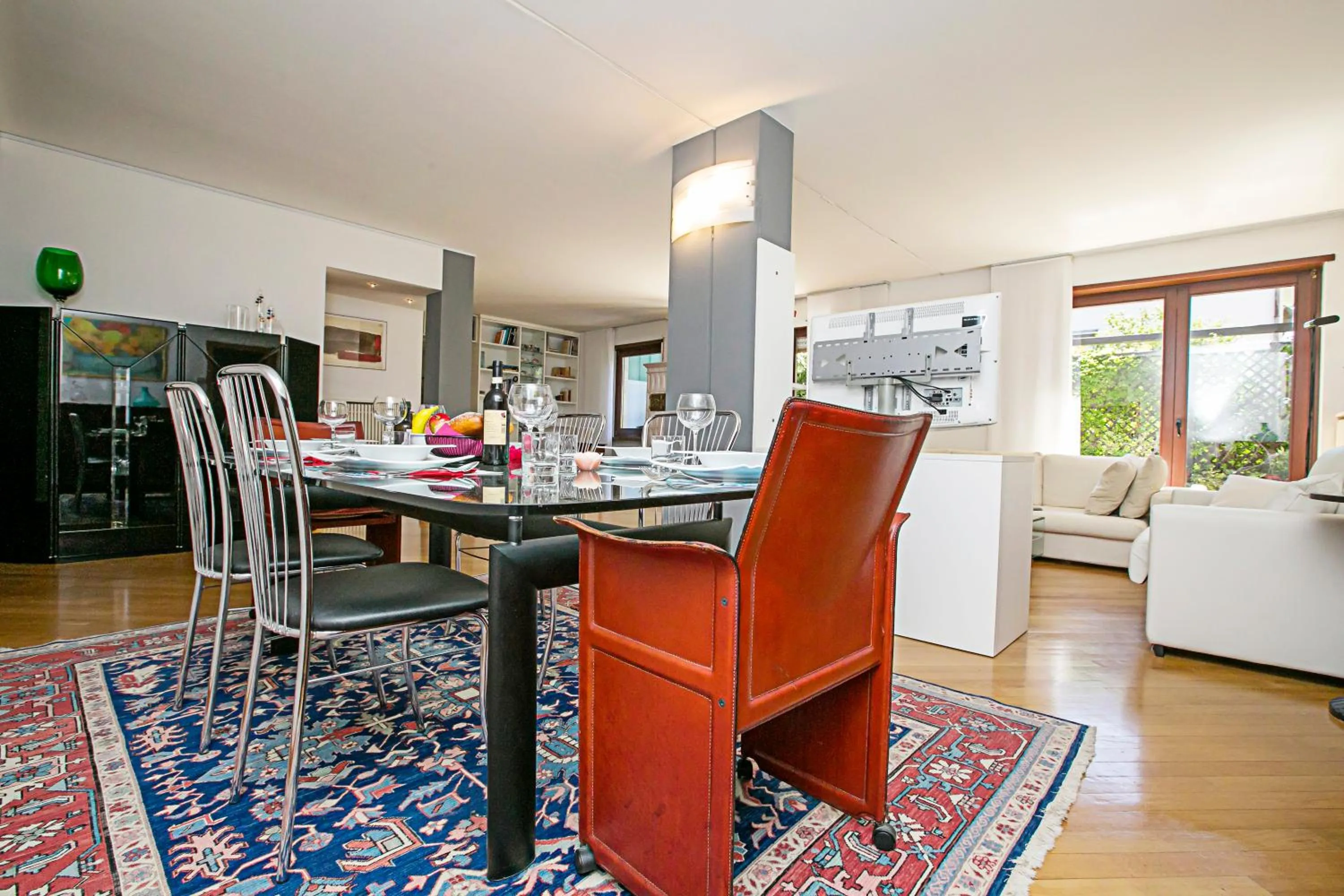 Dining area in Elegance Suite Isabella - Happy Rentals