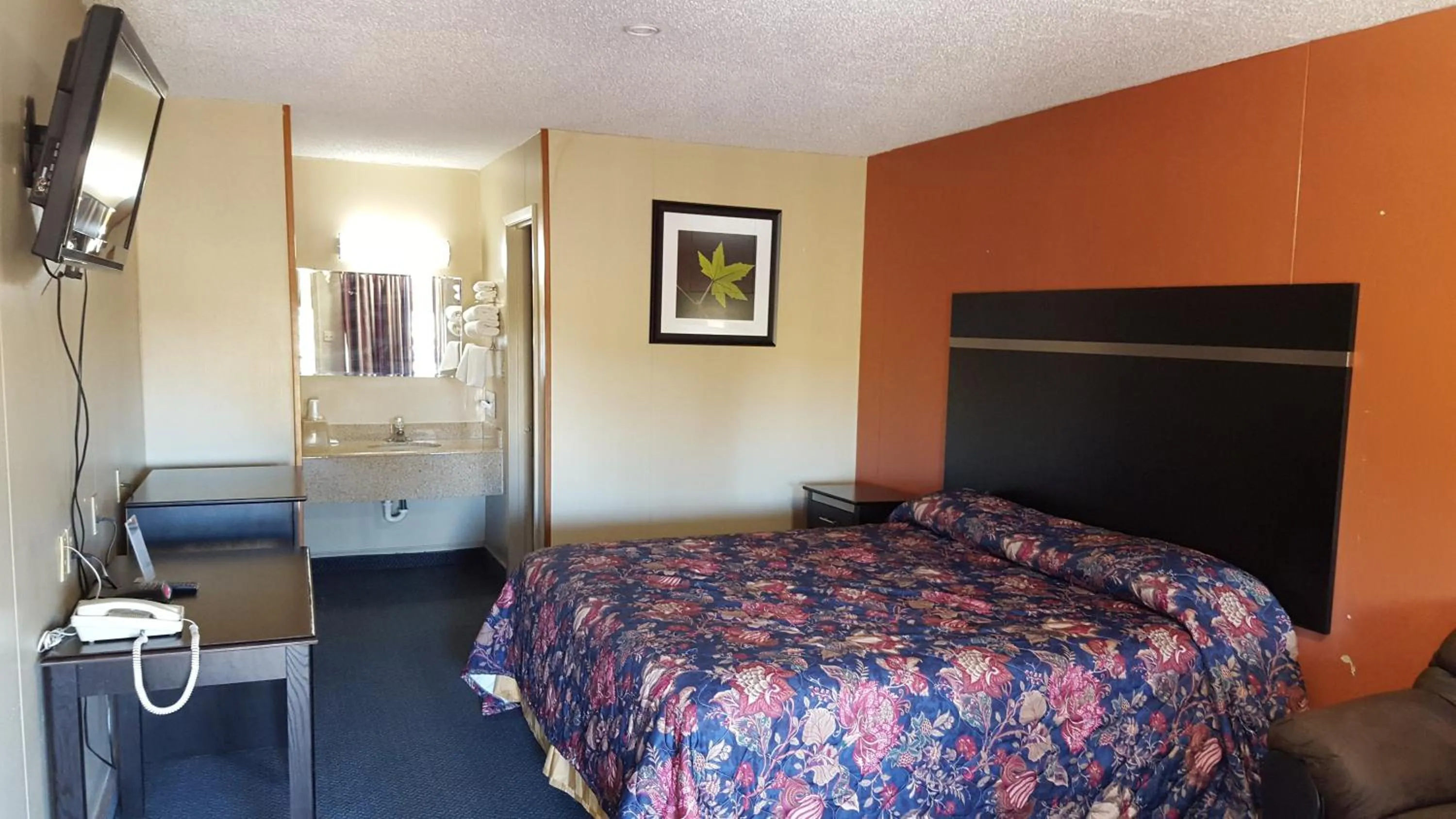 Bed in Carefree Inn Flatonia