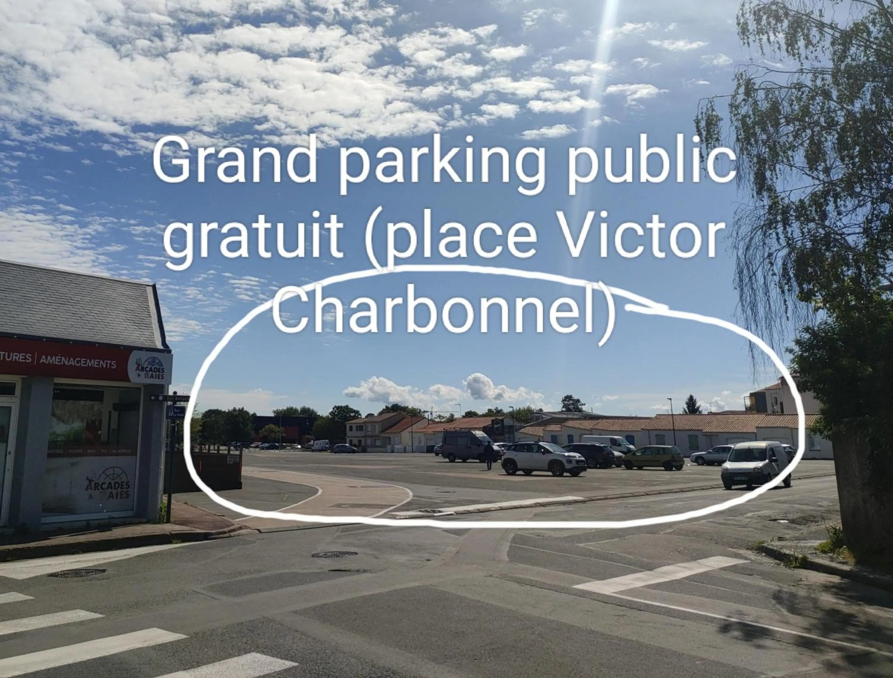 Parking in Le Manoir de l'antiquité