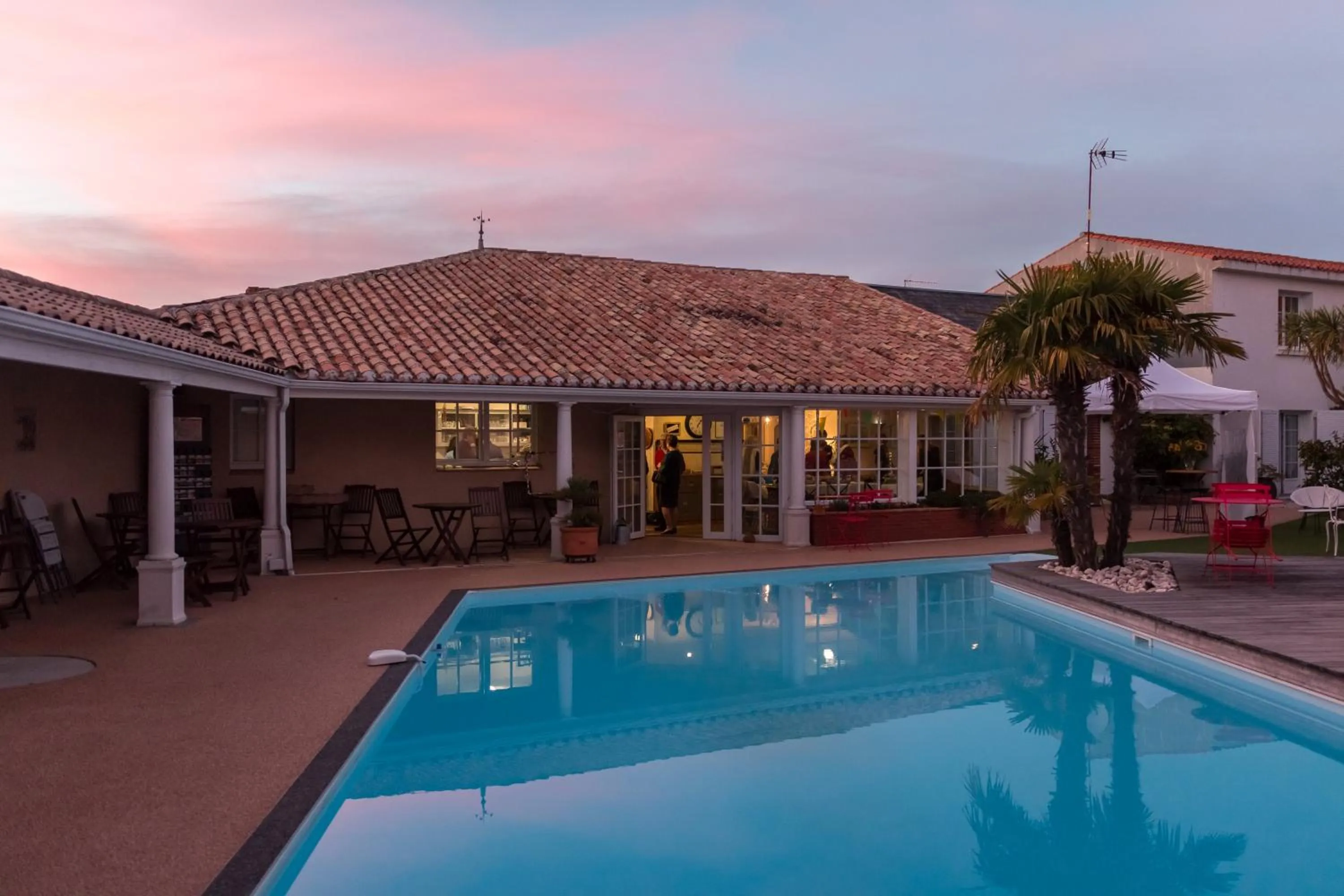 Pool view in Le Manoir de l'antiquité