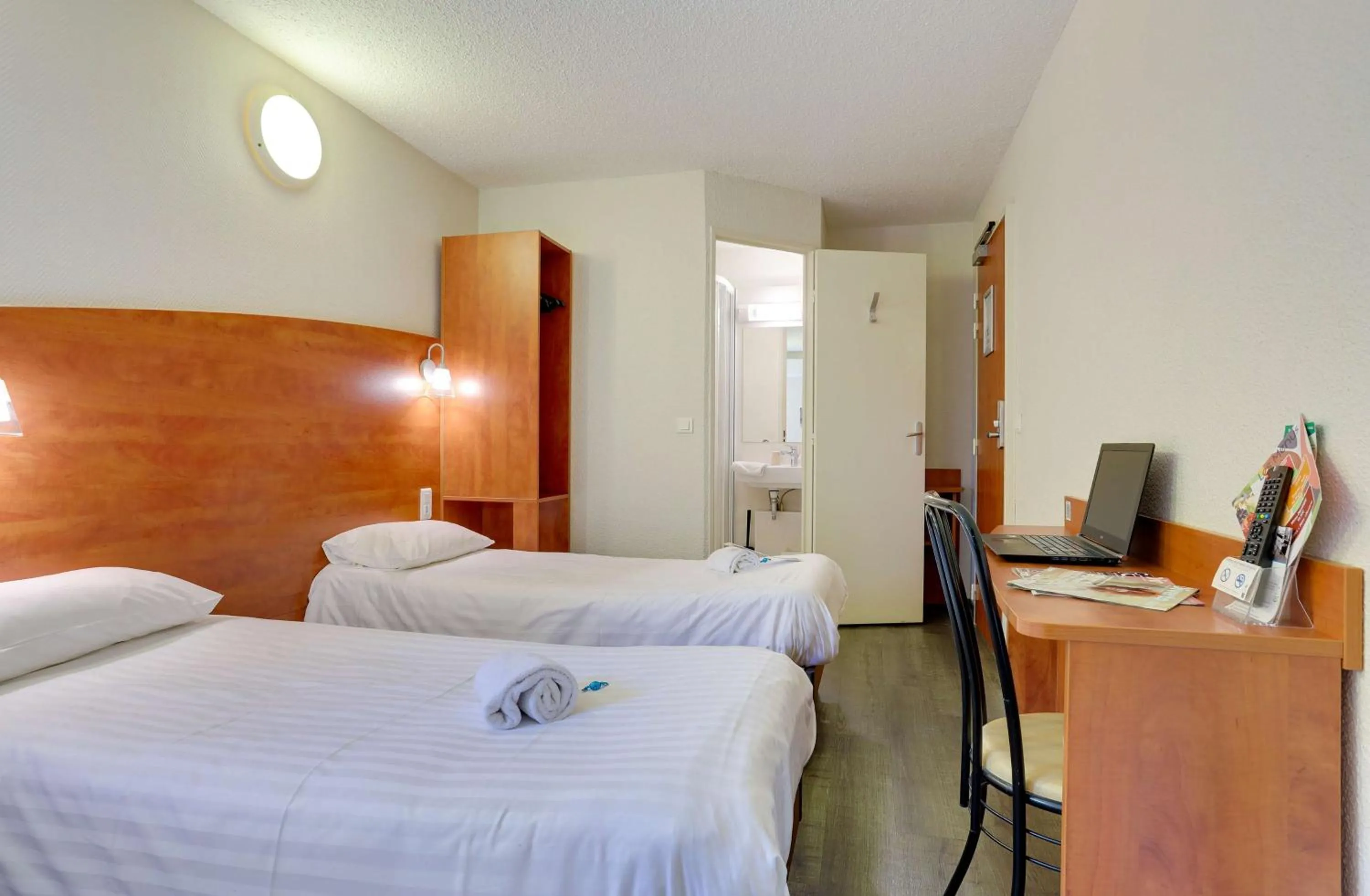 Bedroom, Bed in Brit Hotel Reims La Pompelle