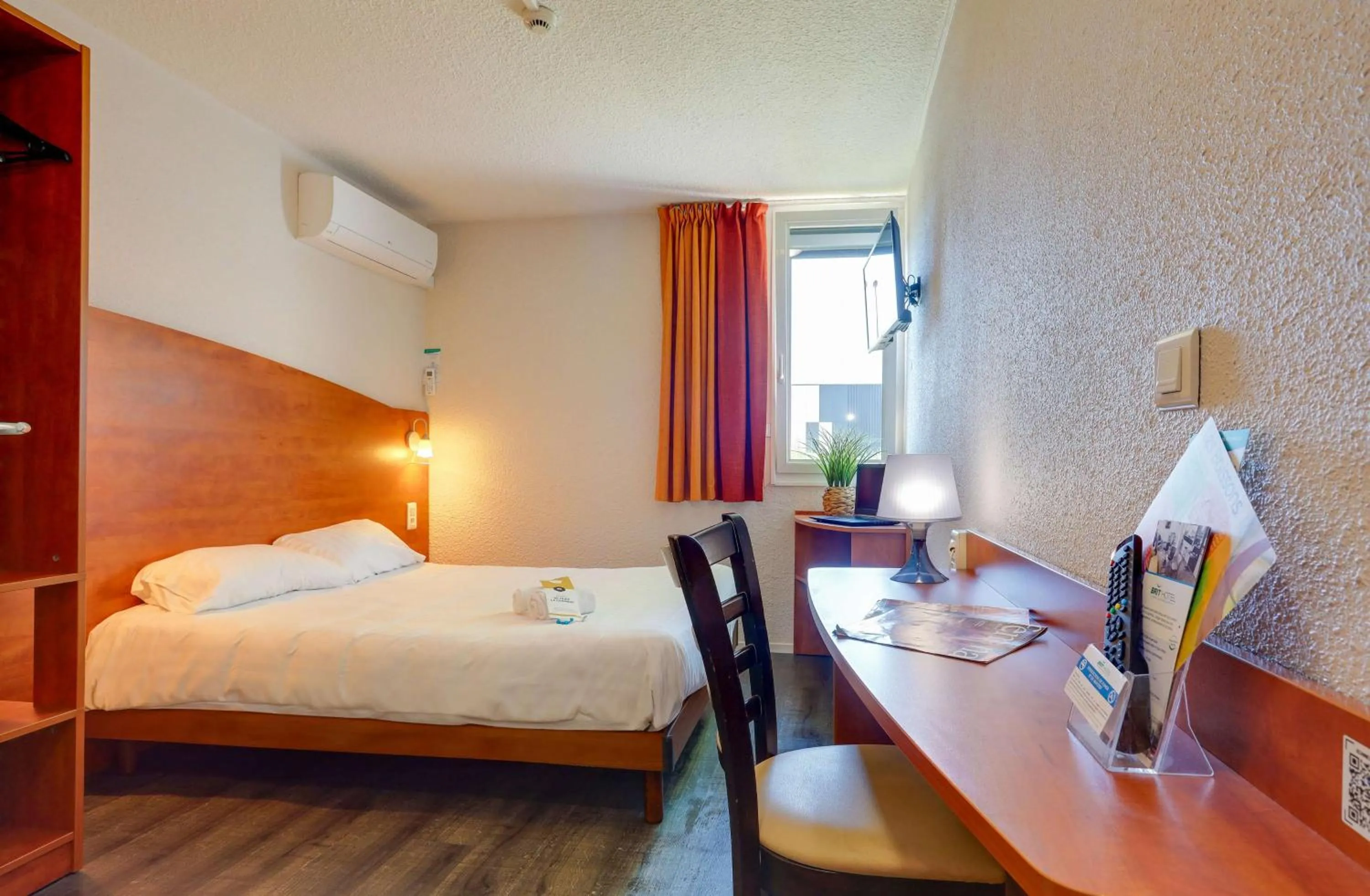 Bedroom, Bed in Brit Hotel Reims La Pompelle