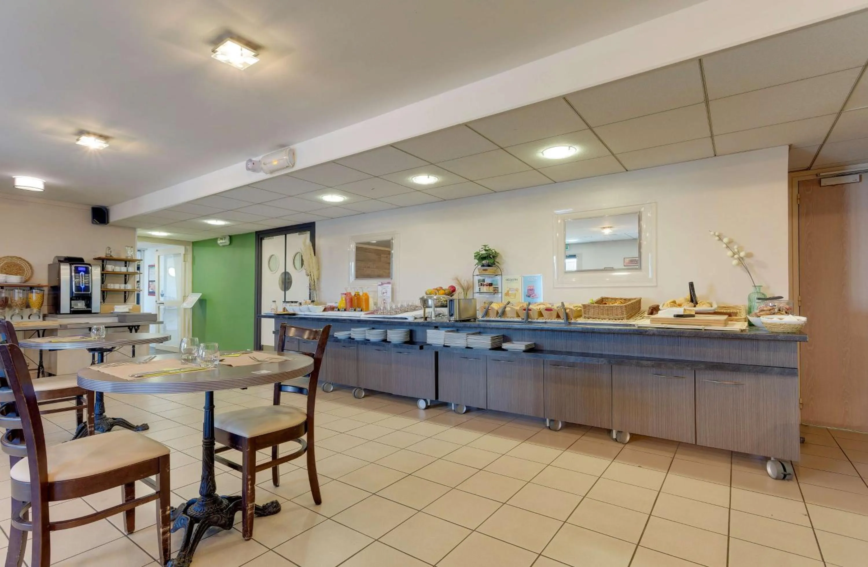 Breakfast in Brit Hotel Reims La Pompelle