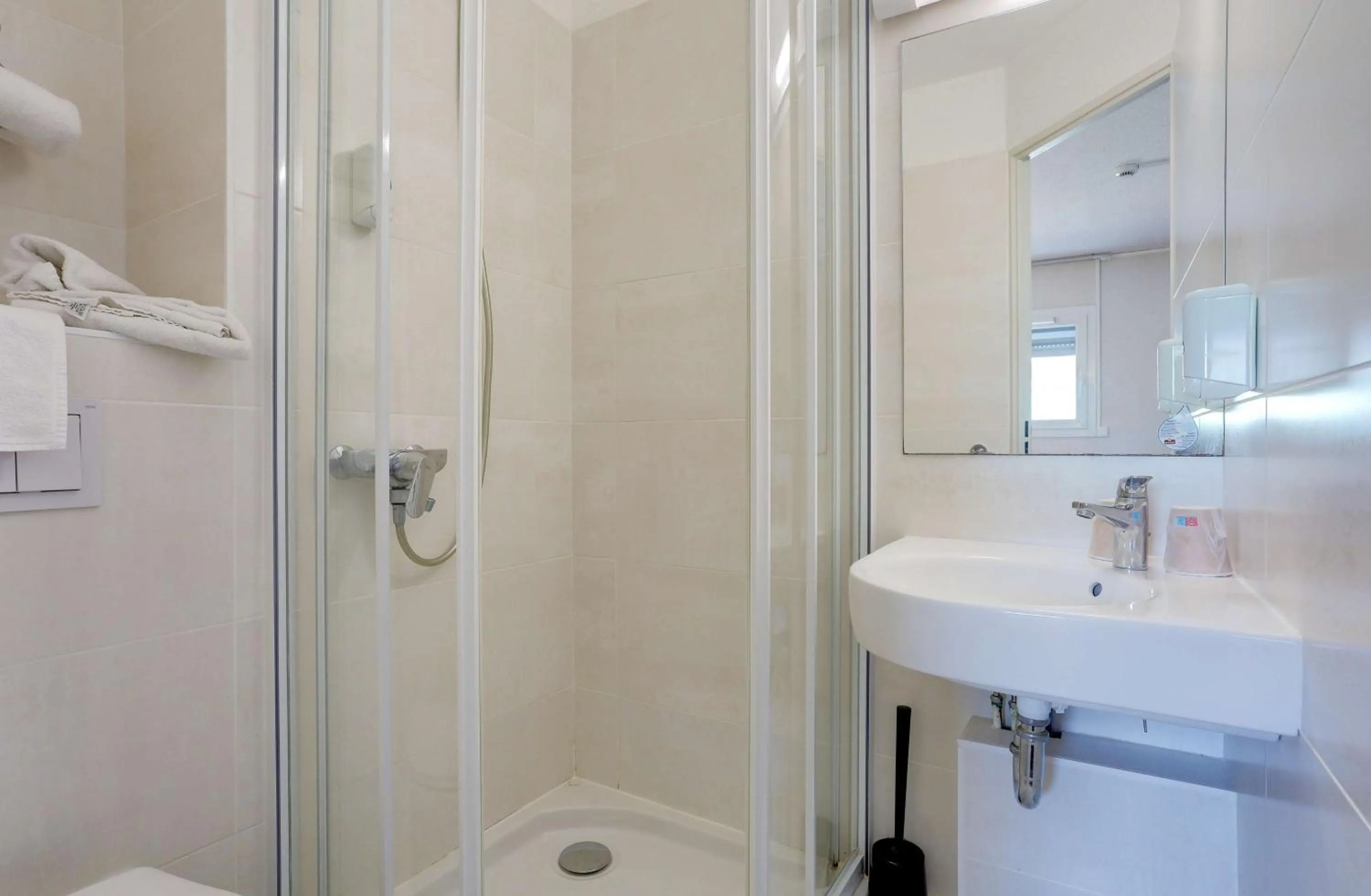 Bathroom in Brit Hotel Reims La Pompelle