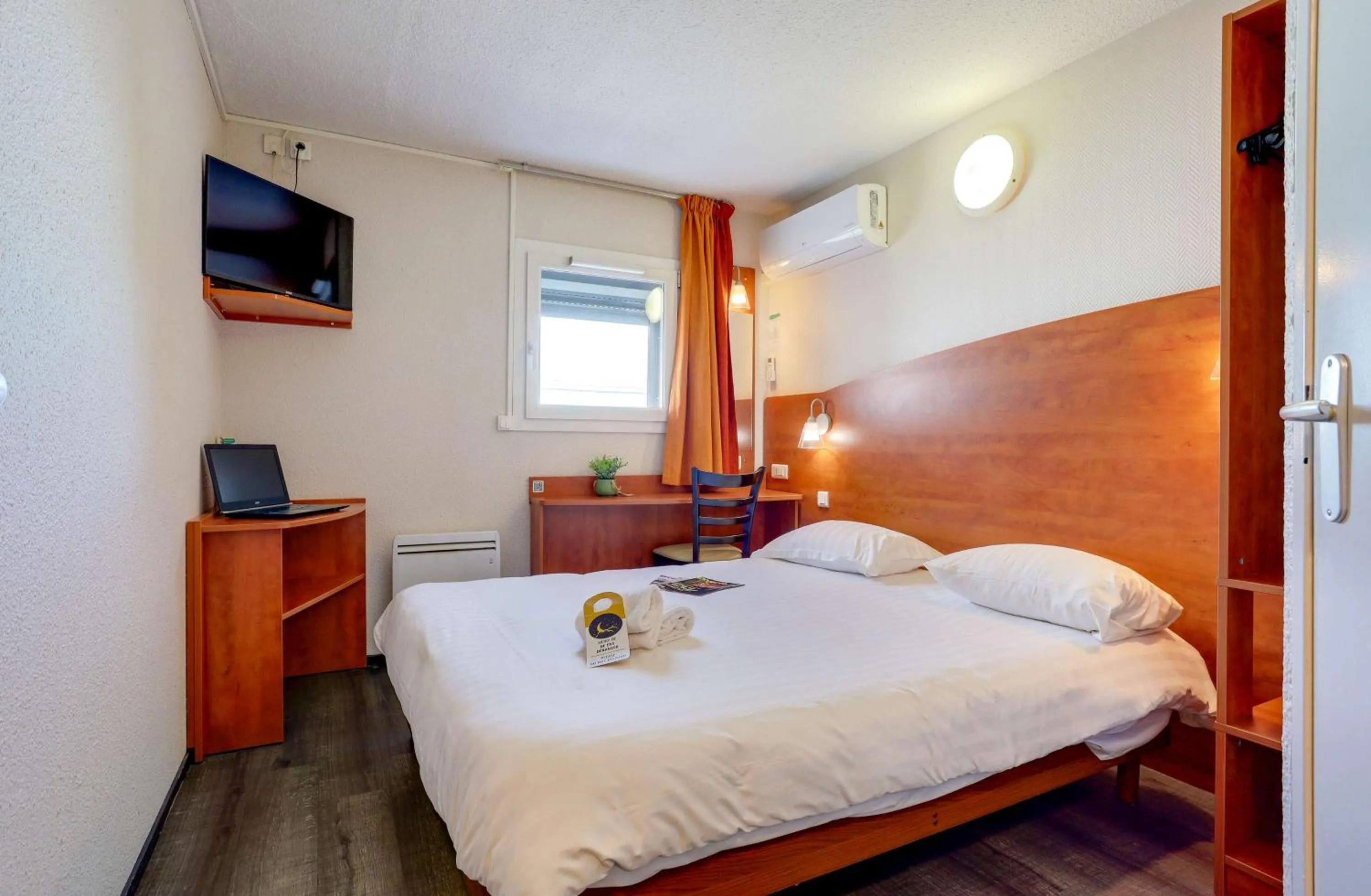 Bedroom, Bed in Brit Hotel Reims La Pompelle