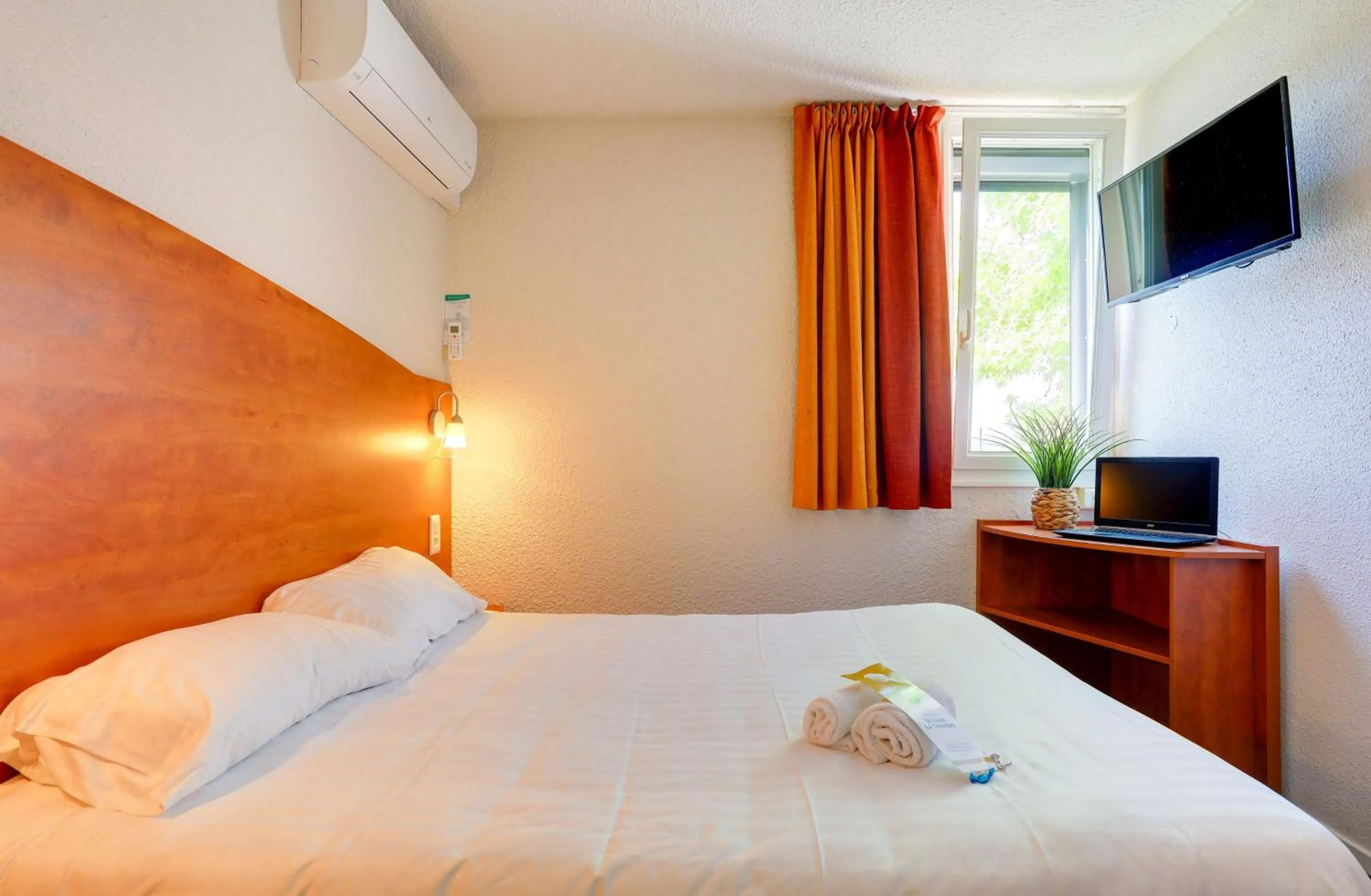 Bedroom, Bed in Brit Hotel Reims La Pompelle