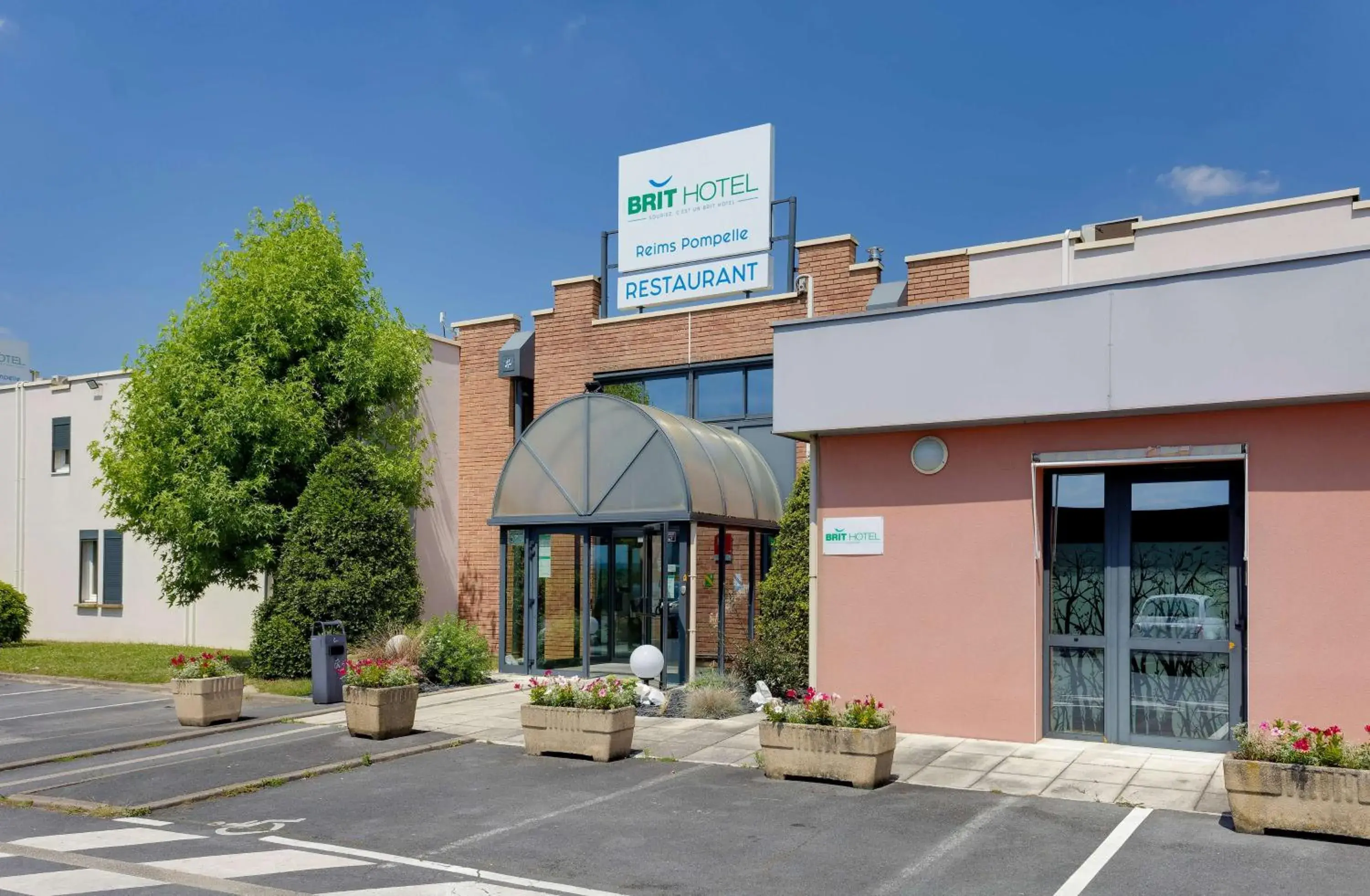 Property building in Brit Hotel Reims La Pompelle Property building in Brit Hotel Reims La Pompelle