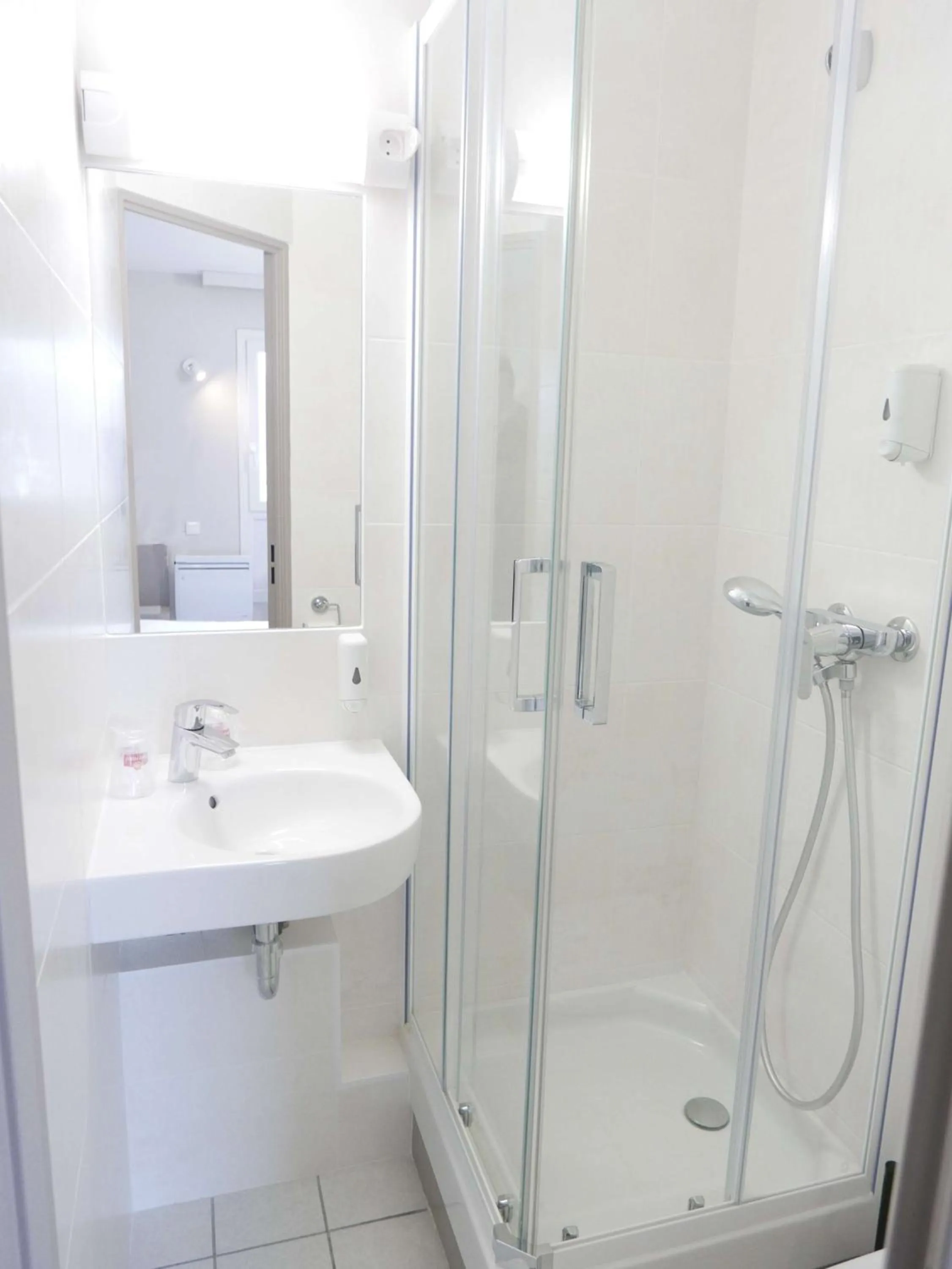 Bathroom in Brit Hotel Reims La Pompelle