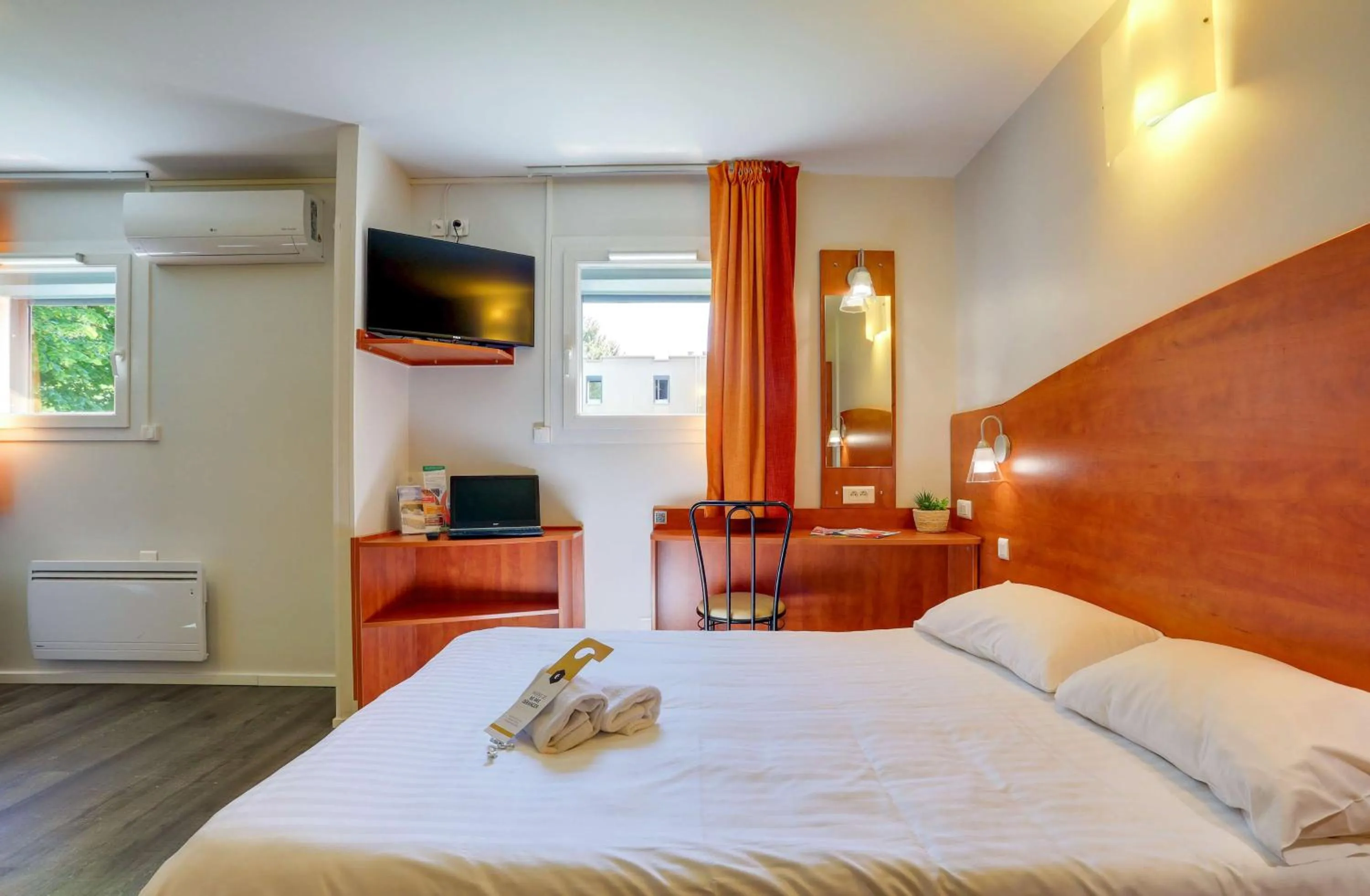 Bedroom, Bed in Brit Hotel Reims La Pompelle