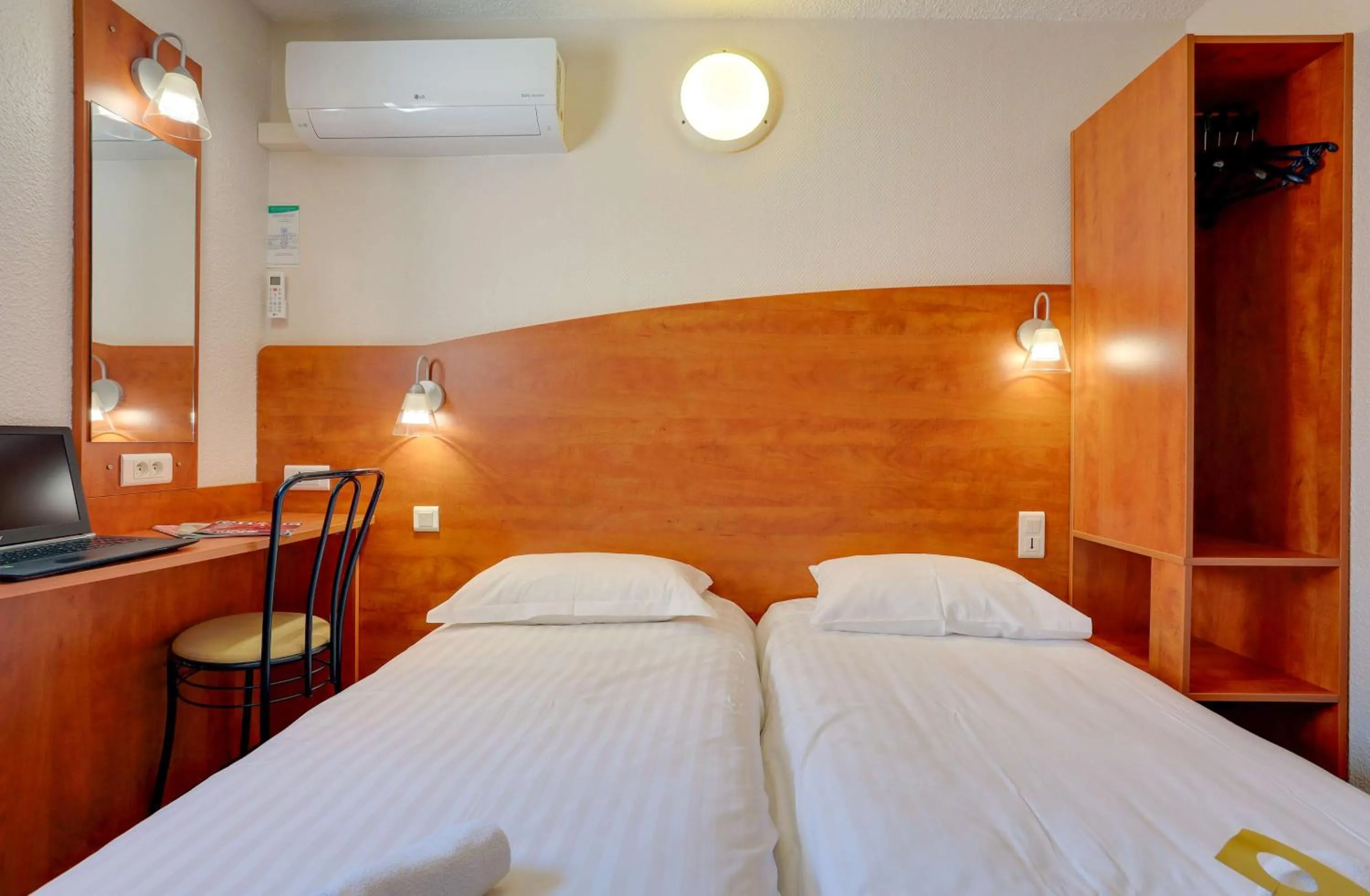 Bedroom, Bed in Brit Hotel Reims La Pompelle