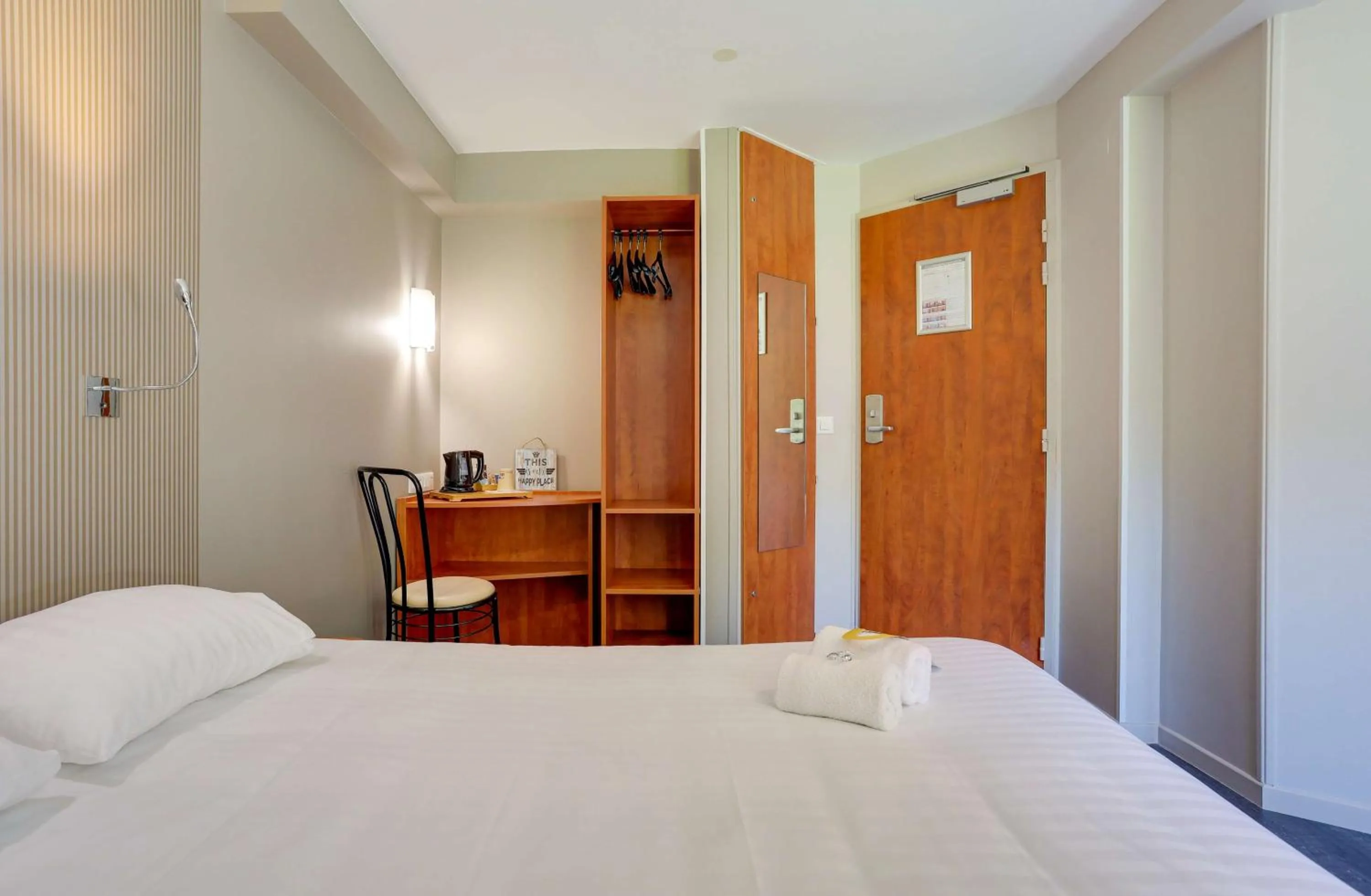 Bedroom, Bed in Brit Hotel Reims La Pompelle