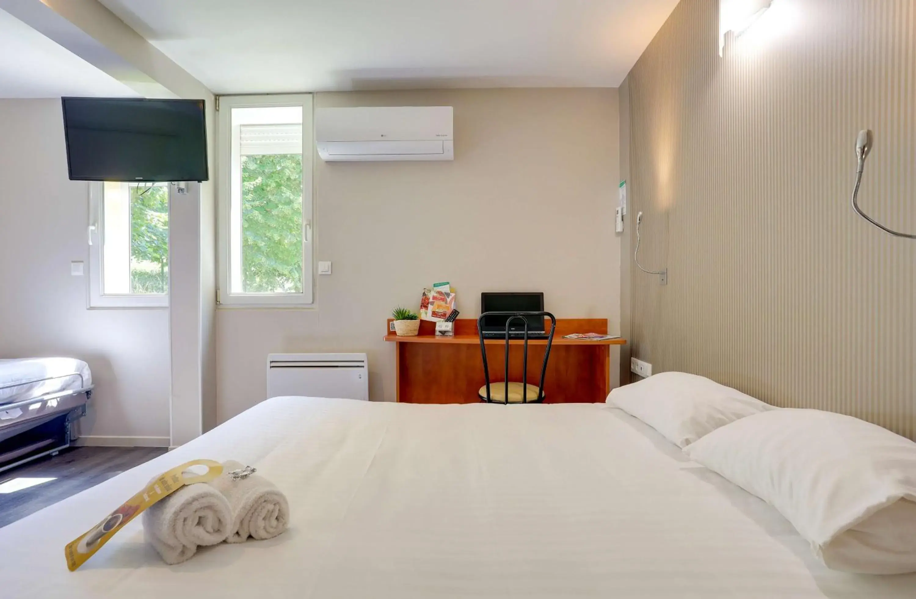 Bedroom, Bed in Brit Hotel Reims La Pompelle Bedroom, Bed in Brit Hotel Reims La Pompelle