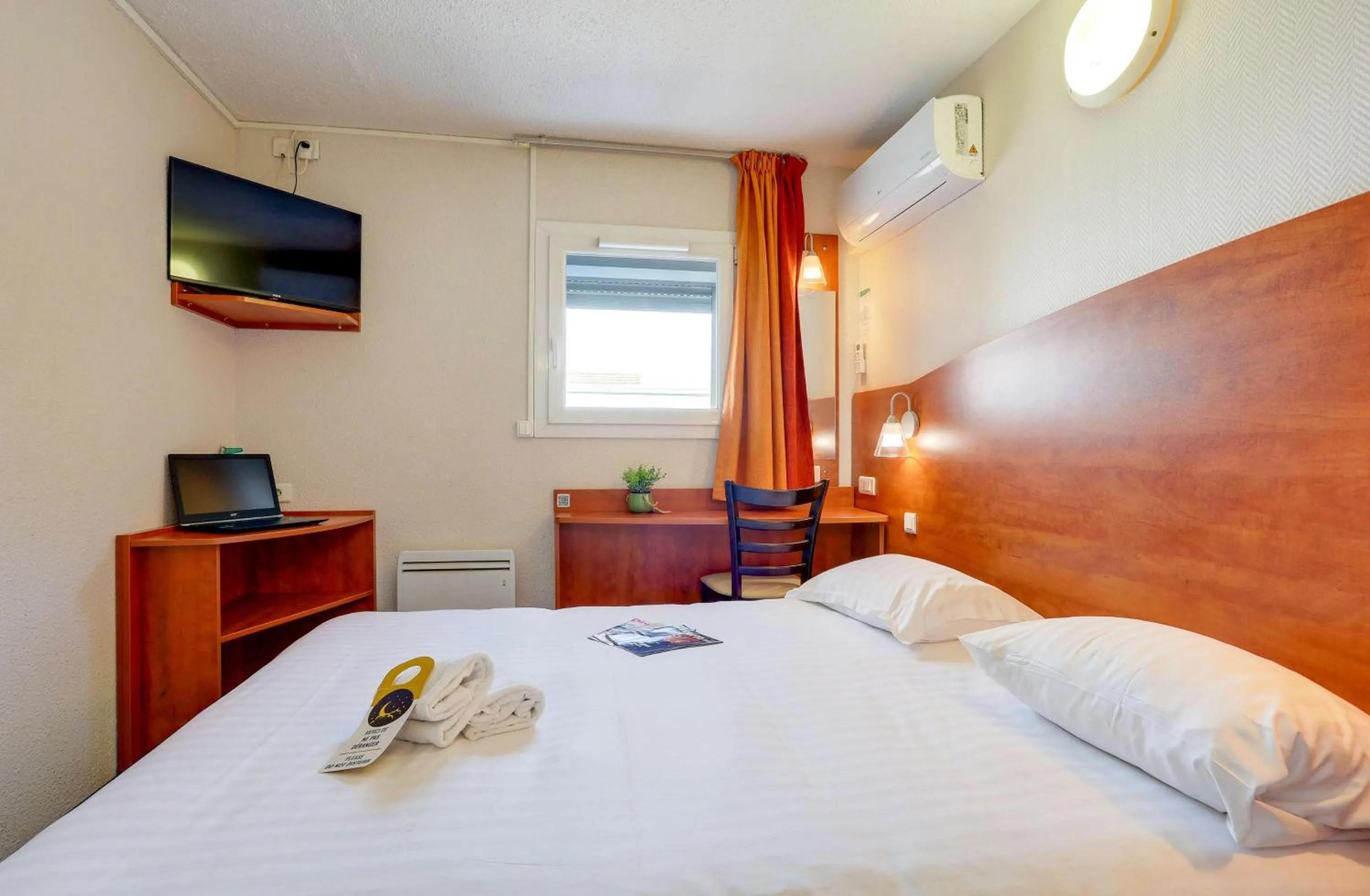 Bedroom, Bed in Brit Hotel Reims La Pompelle