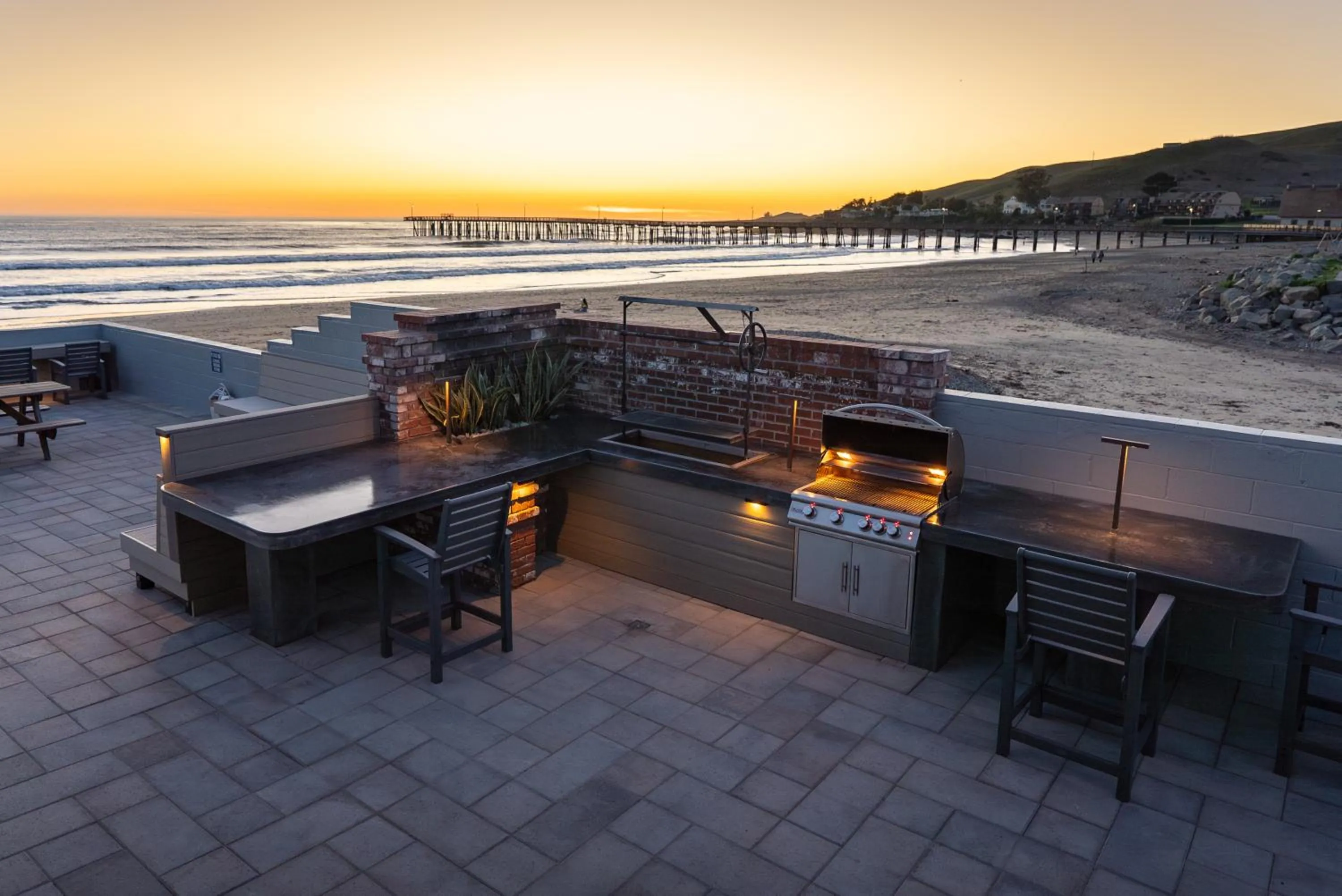 Shoreline Inn...on the beach