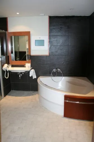 Bathroom in Alti Hôtel