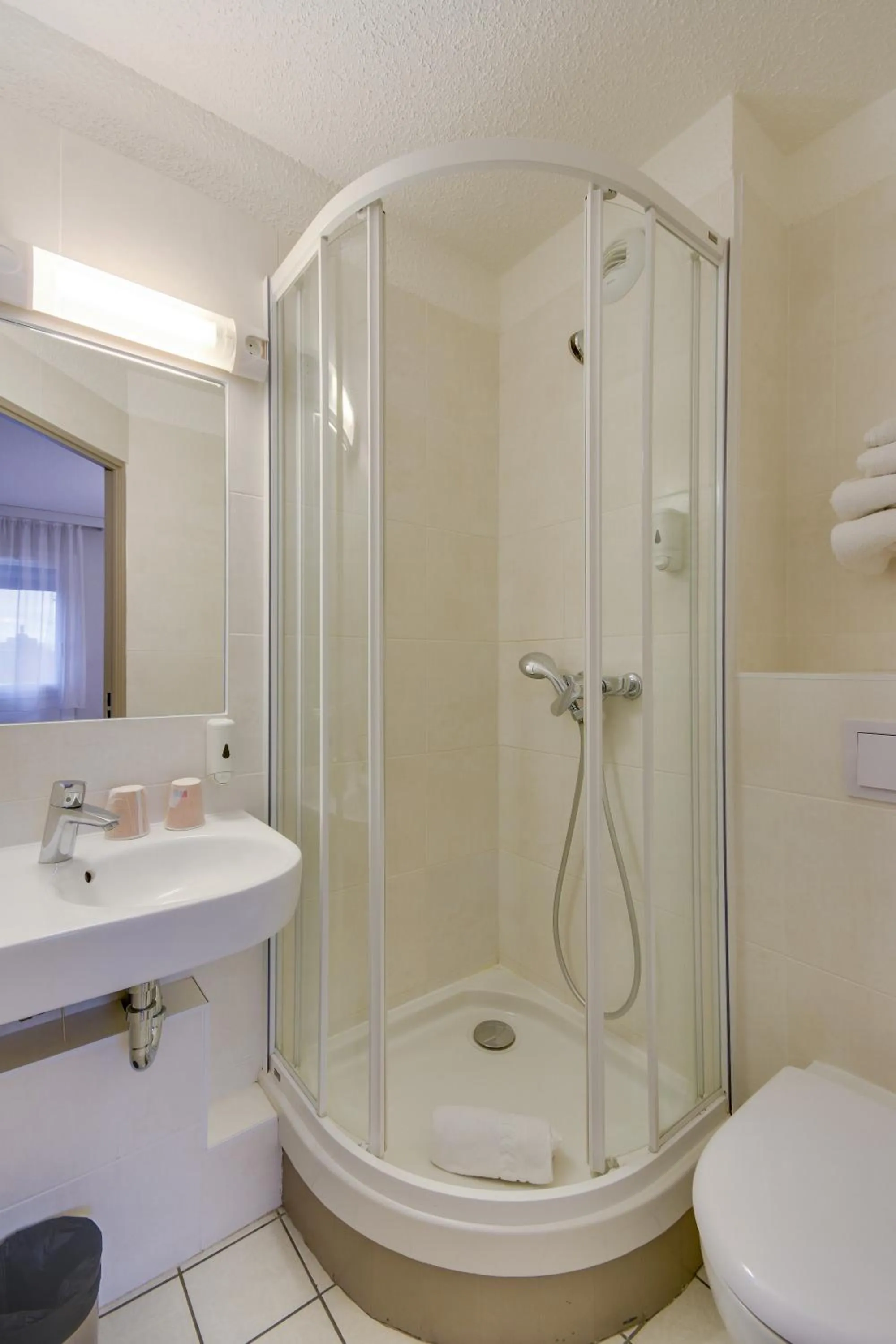 Bathroom in Brit Hotel Lille Centre