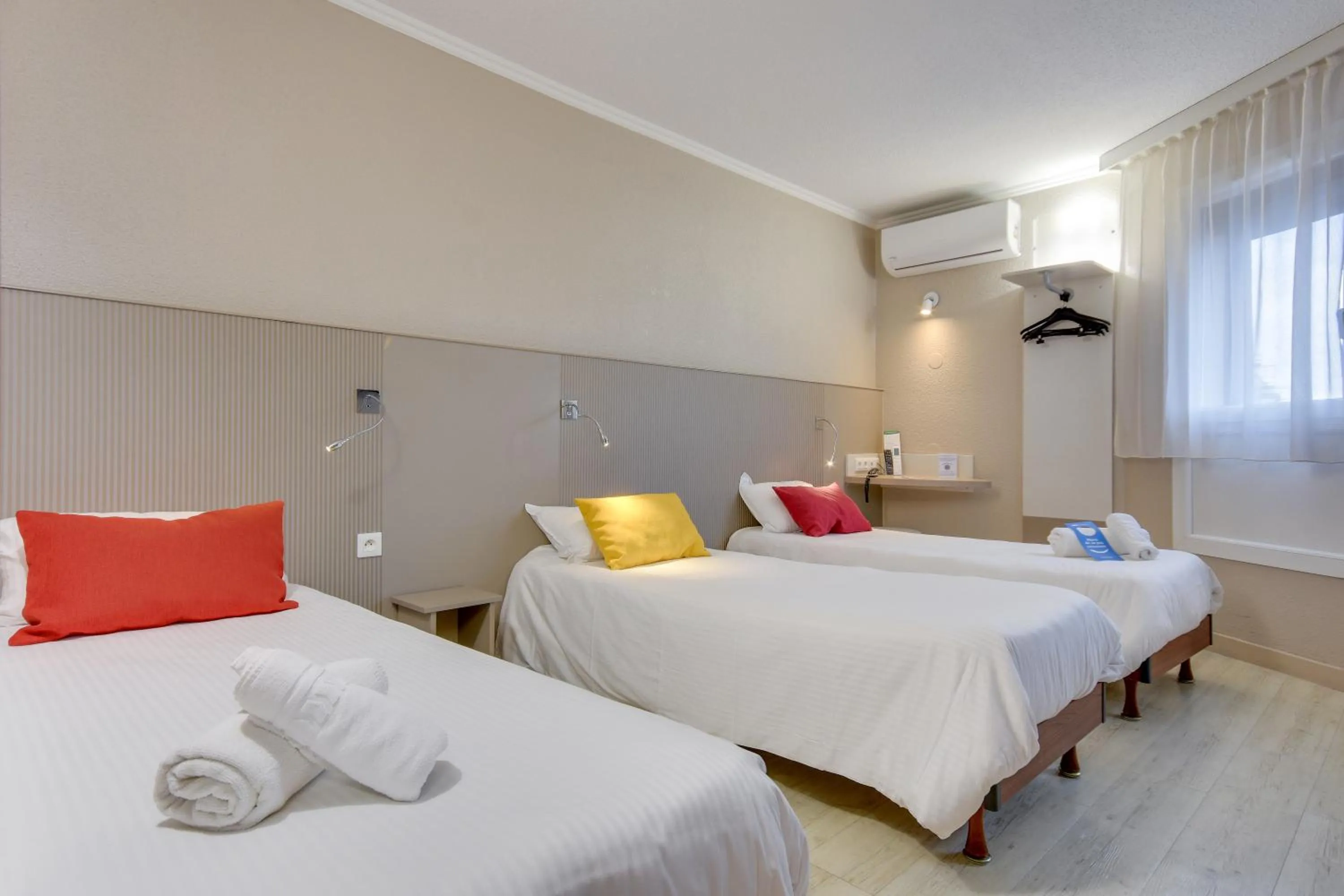 Bed in Brit Hotel Lille Centre