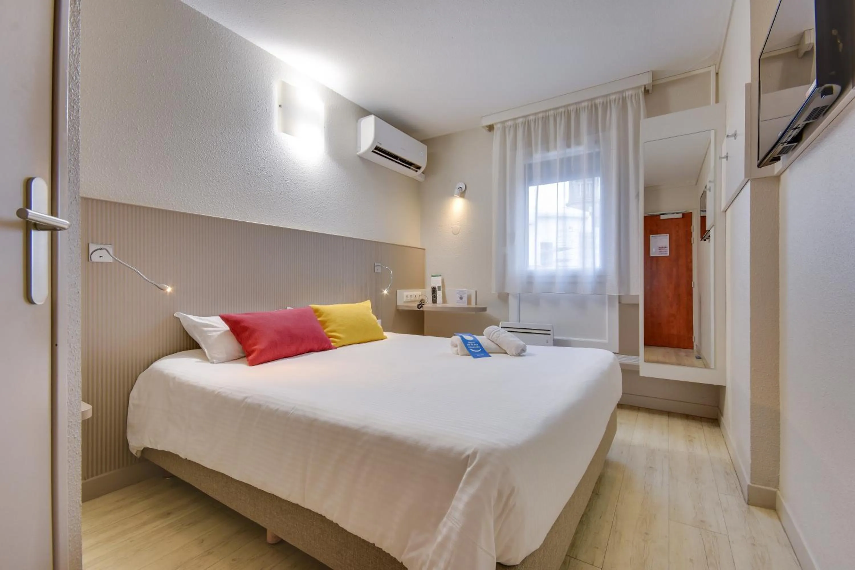 Bed in Brit Hotel Lille Centre