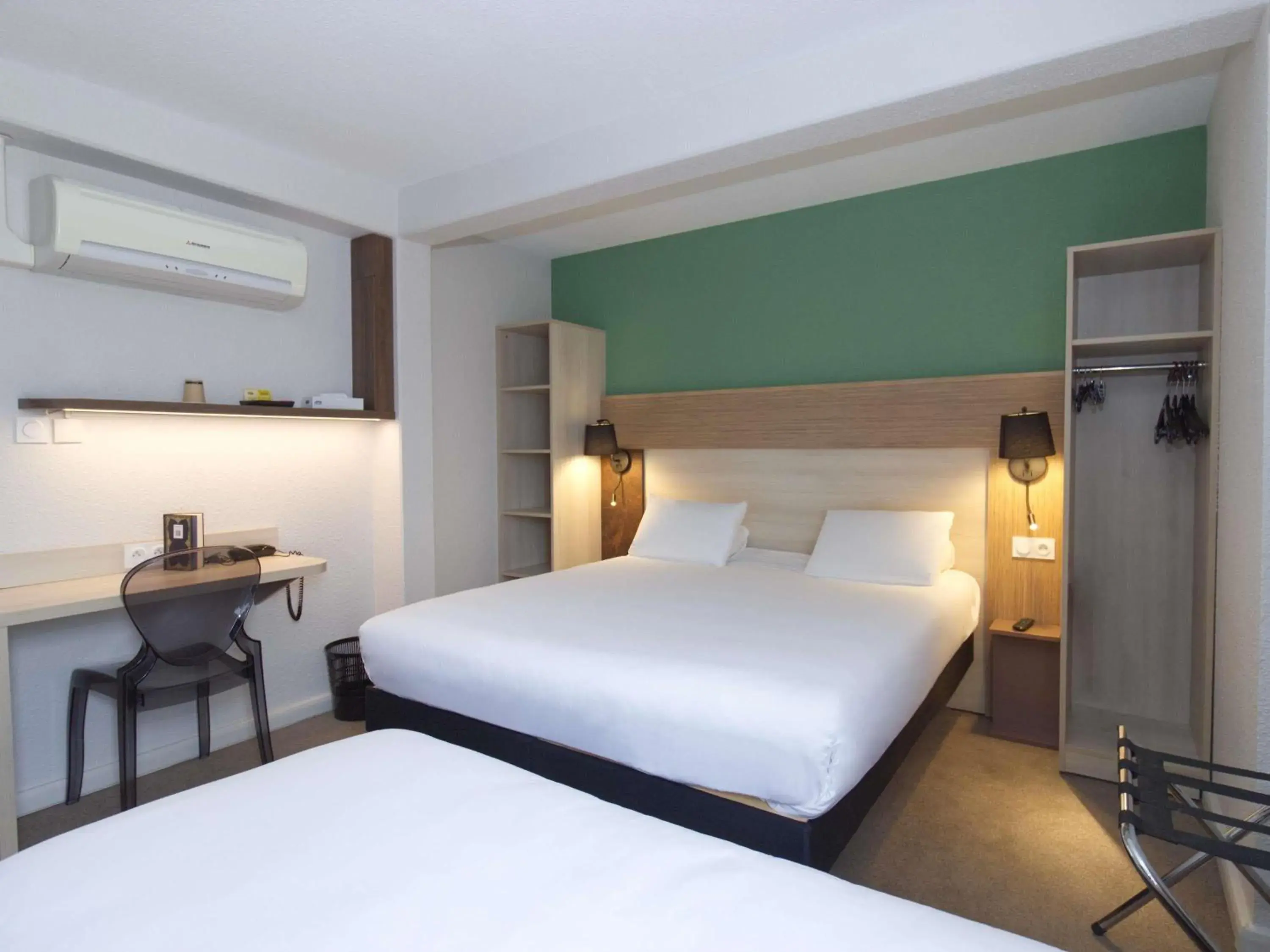 Bedroom, Bed in Greet Hôtel Dijon Sud Longvic Bedroom, Bed in Greet Hôtel Dijon Sud Longvic