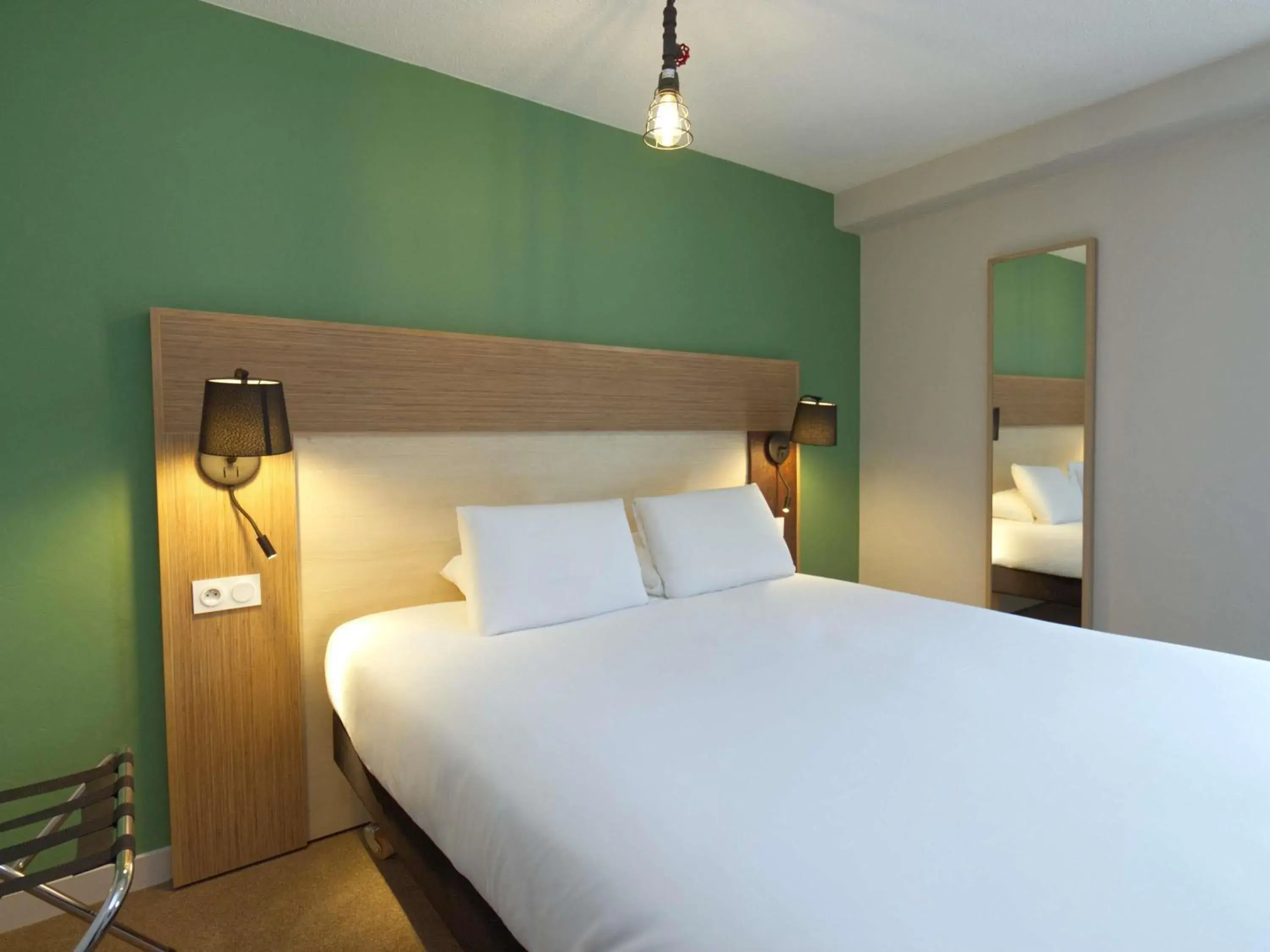 Bedroom, Bed in Greet Hôtel Dijon Sud Longvic Bedroom, Bed in Greet Hôtel Dijon Sud Longvic