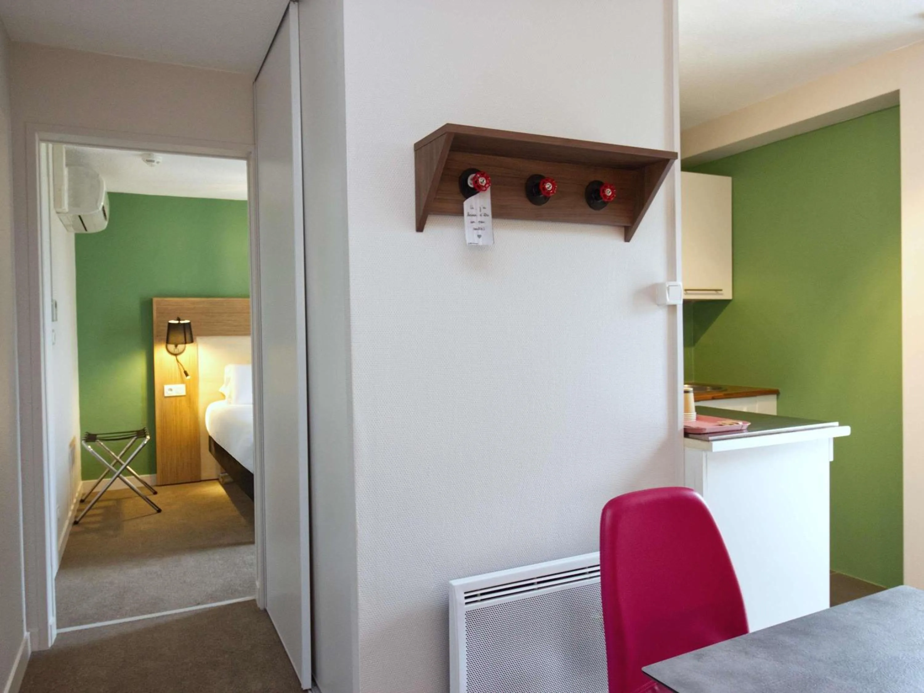 Bedroom, Bed in Greet Hôtel Dijon Sud Longvic