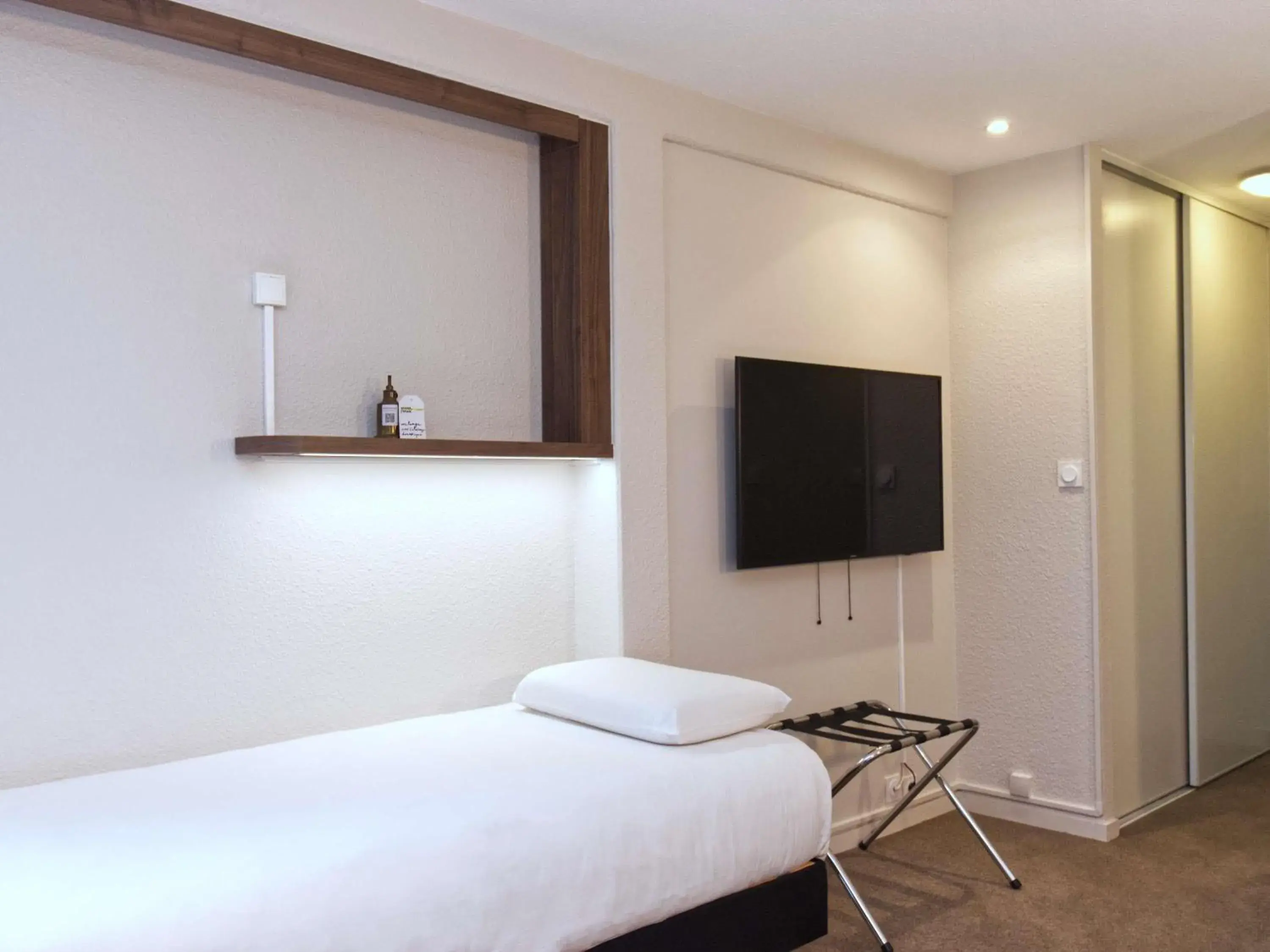 Bedroom, Bed in Greet Hôtel Dijon Sud Longvic Bedroom, Bed in Greet Hôtel Dijon Sud Longvic