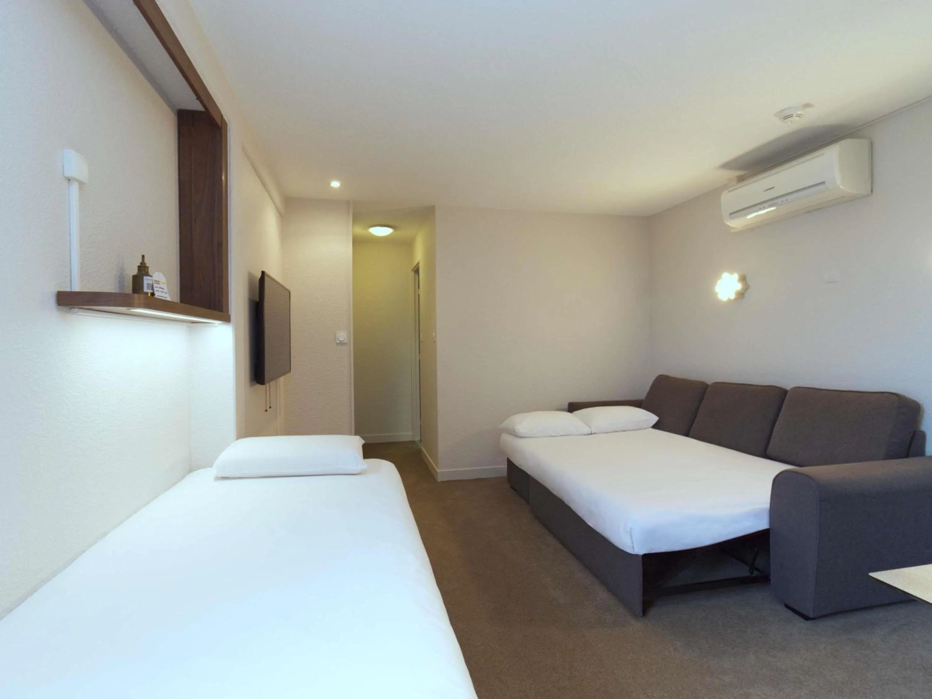 Bedroom, Bed in Greet Hôtel Dijon Sud Longvic