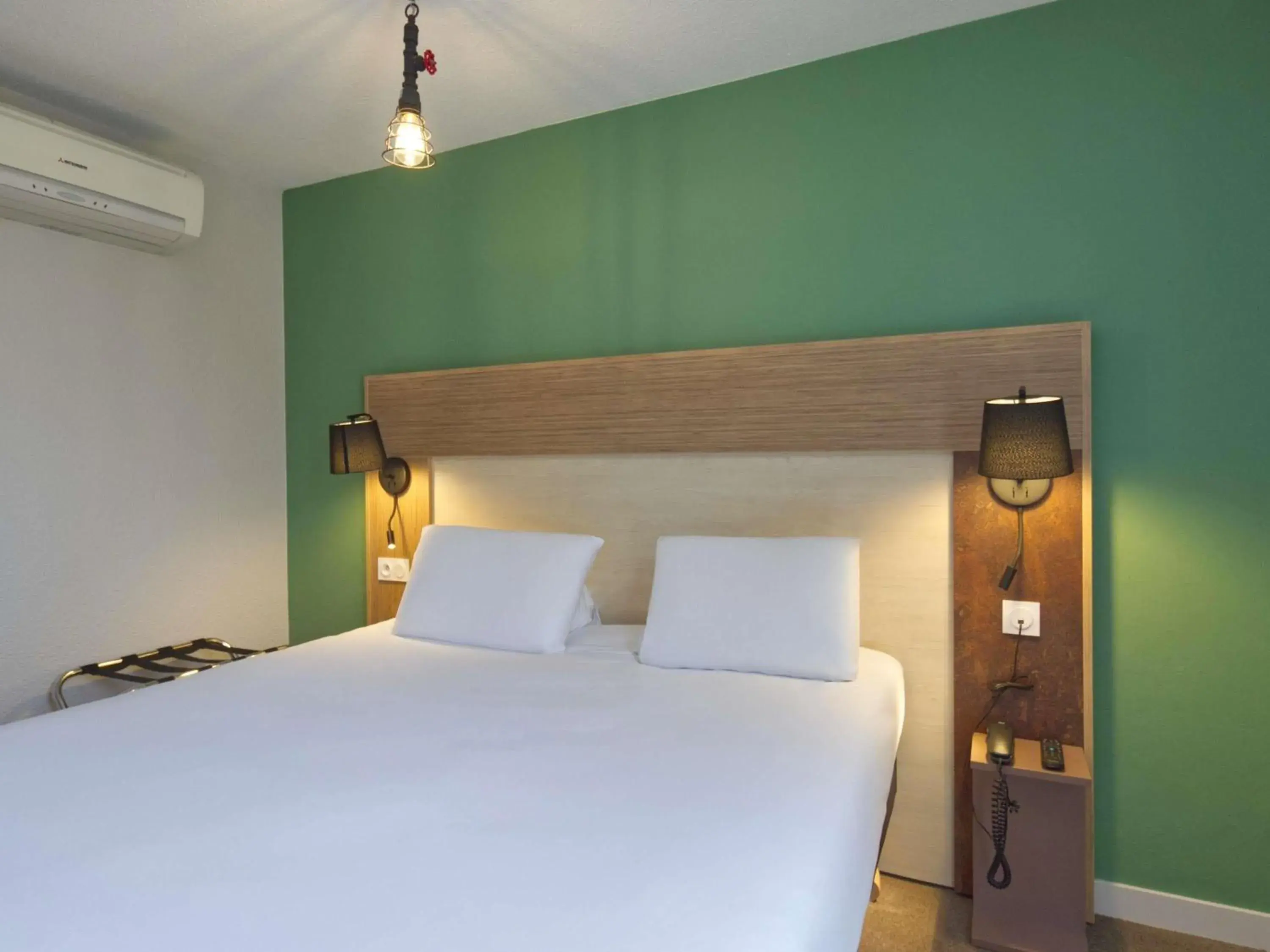 Bedroom, Bed in Greet Hôtel Dijon Sud Longvic Bedroom, Bed in Greet Hôtel Dijon Sud Longvic