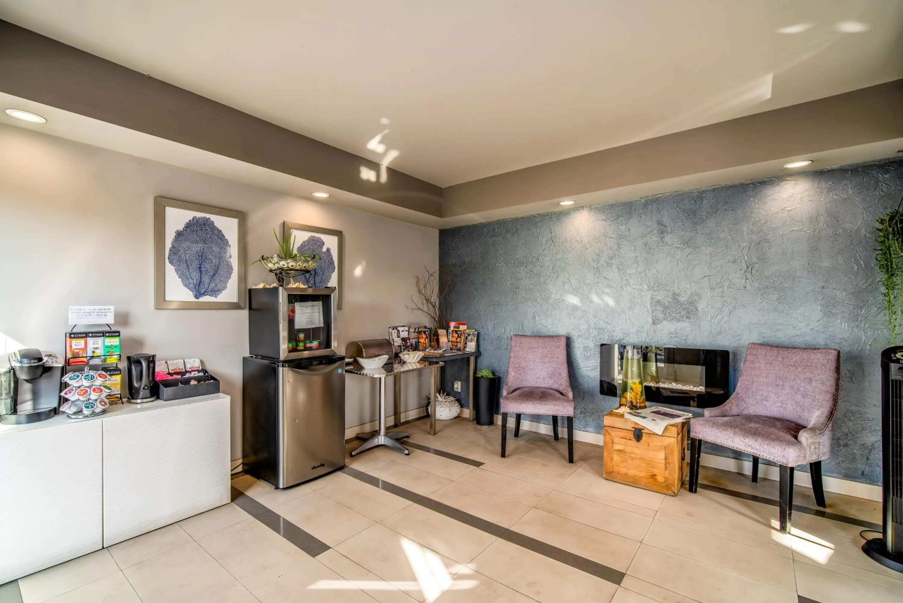 Lobby or reception in Crescent Bay Inn