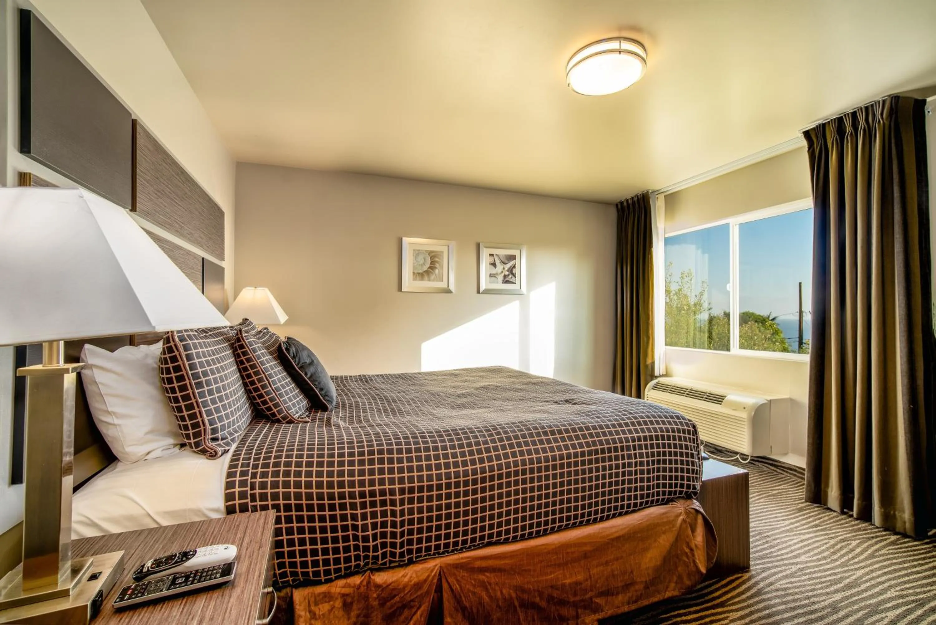 Bedroom, Bed in Crescent Bay Inn