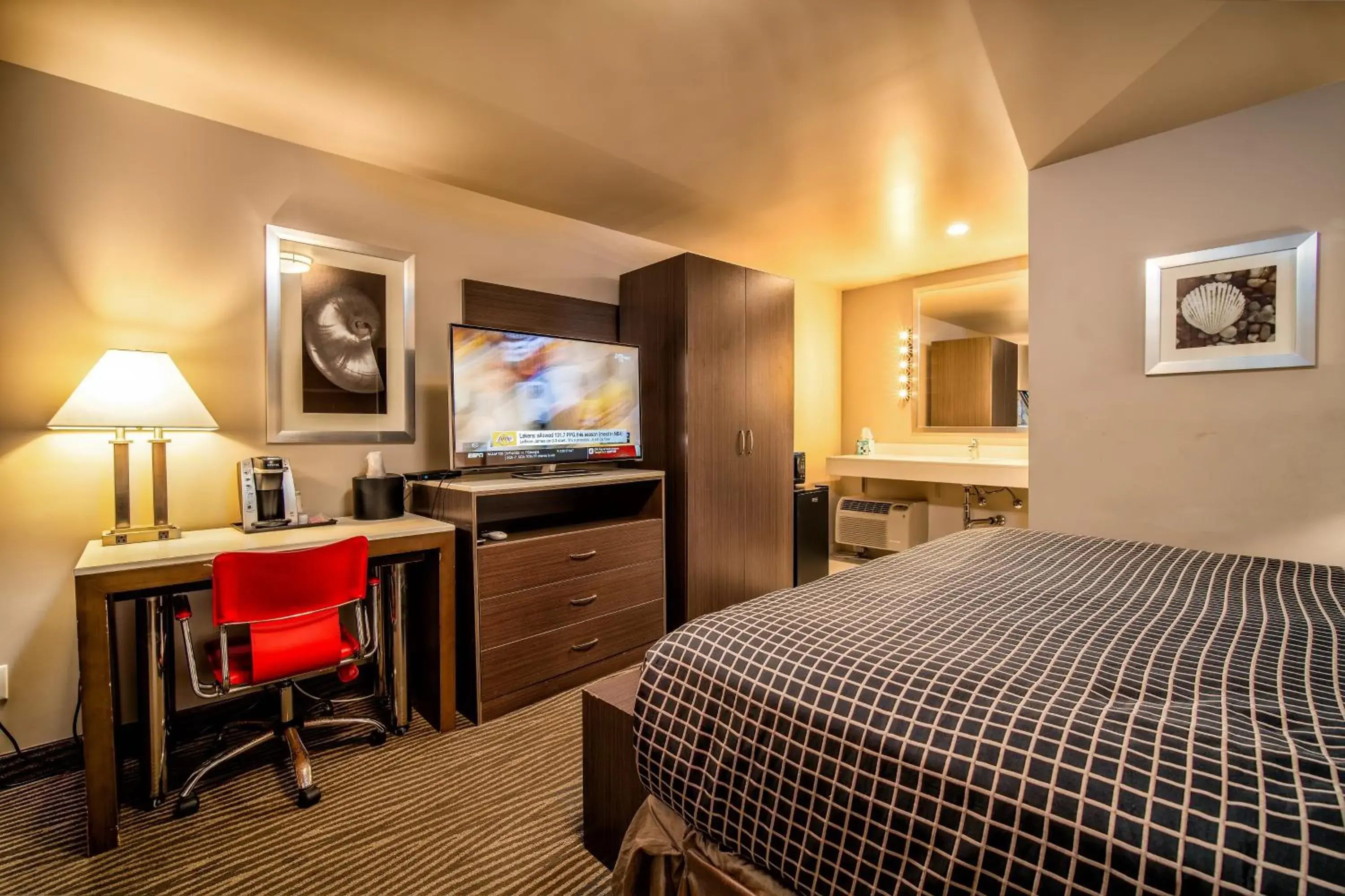 Decorative detail, Bed in Crescent Bay Inn Decorative detail, Bed in Crescent Bay Inn